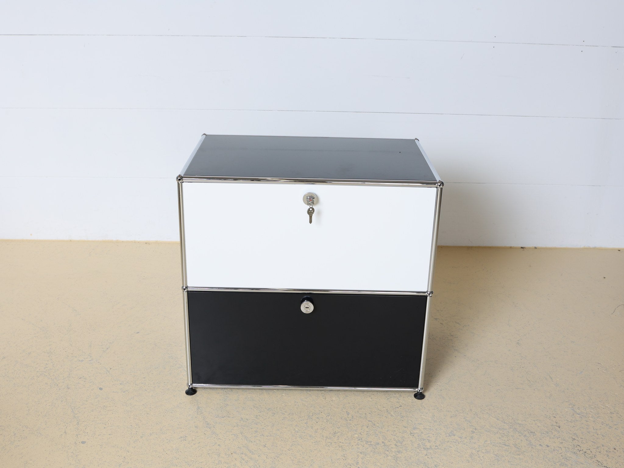 USM Haller Sideboard Seitenansicht schwarze Stahlblechpaneele