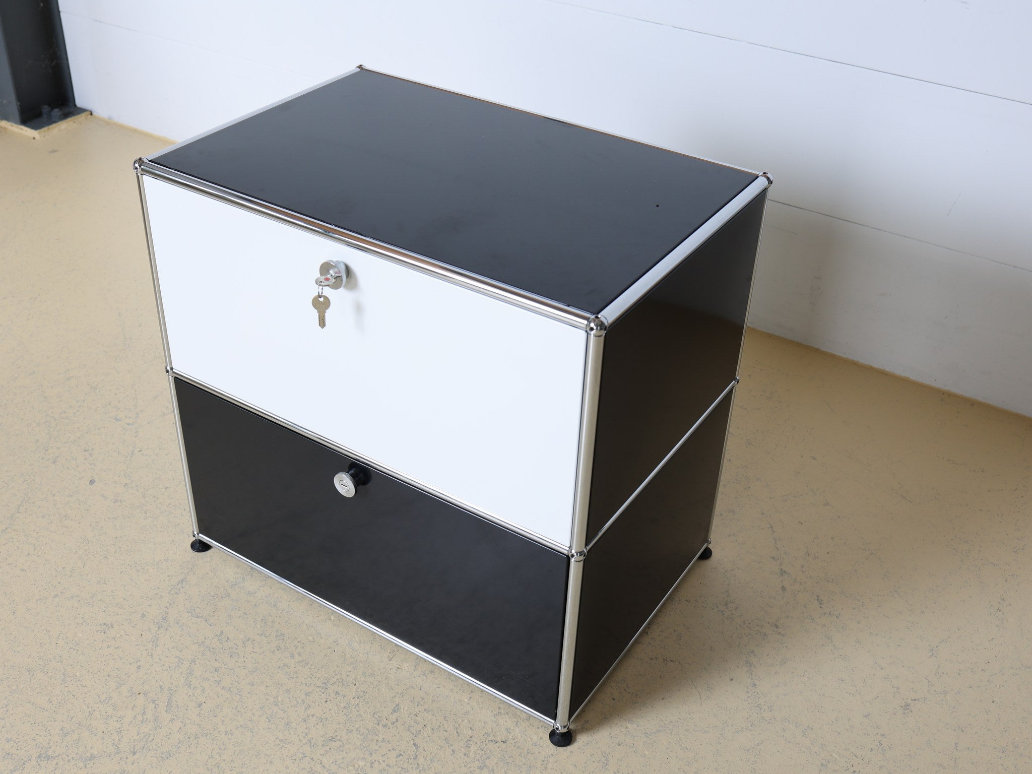 USM Haller Sideboard Detailaufnahme verchromte Rundrohrrahmen