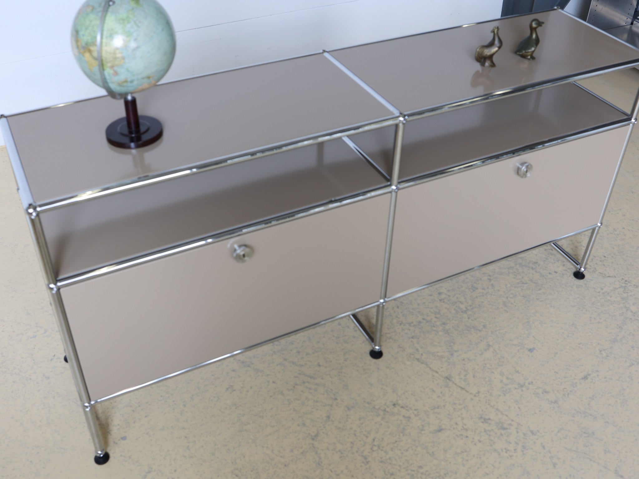 USM Haller Sideboard Beige untere Klapptüren geschlossen
