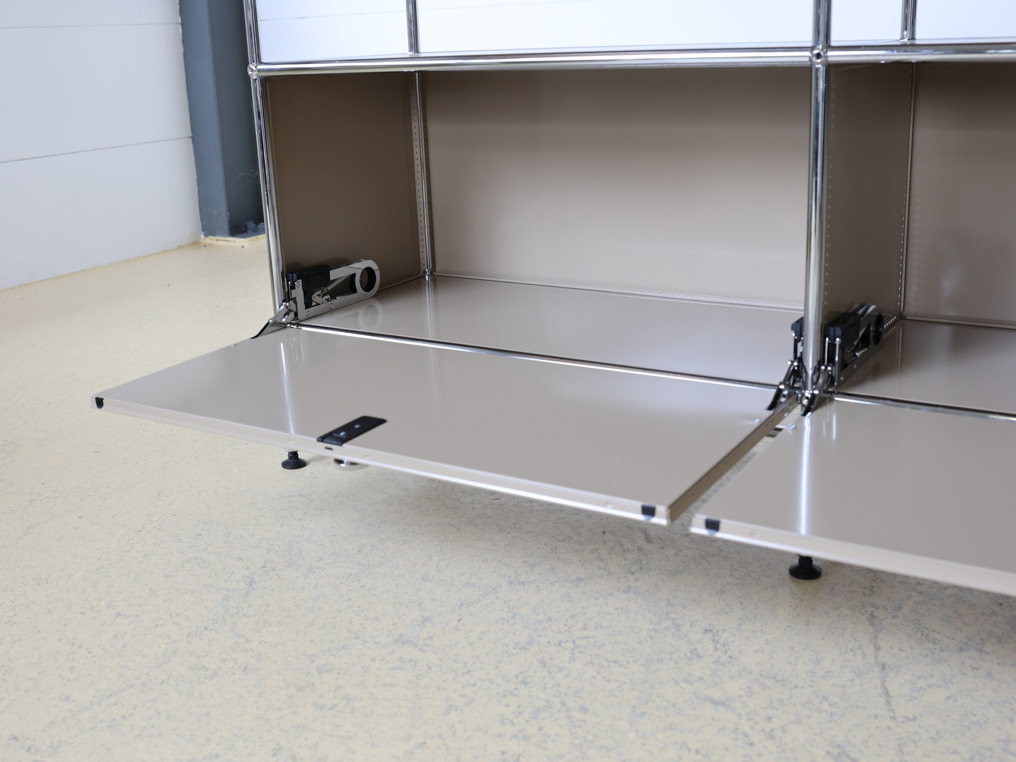 USM Haller Sideboard Standfüsse verchromt Detail