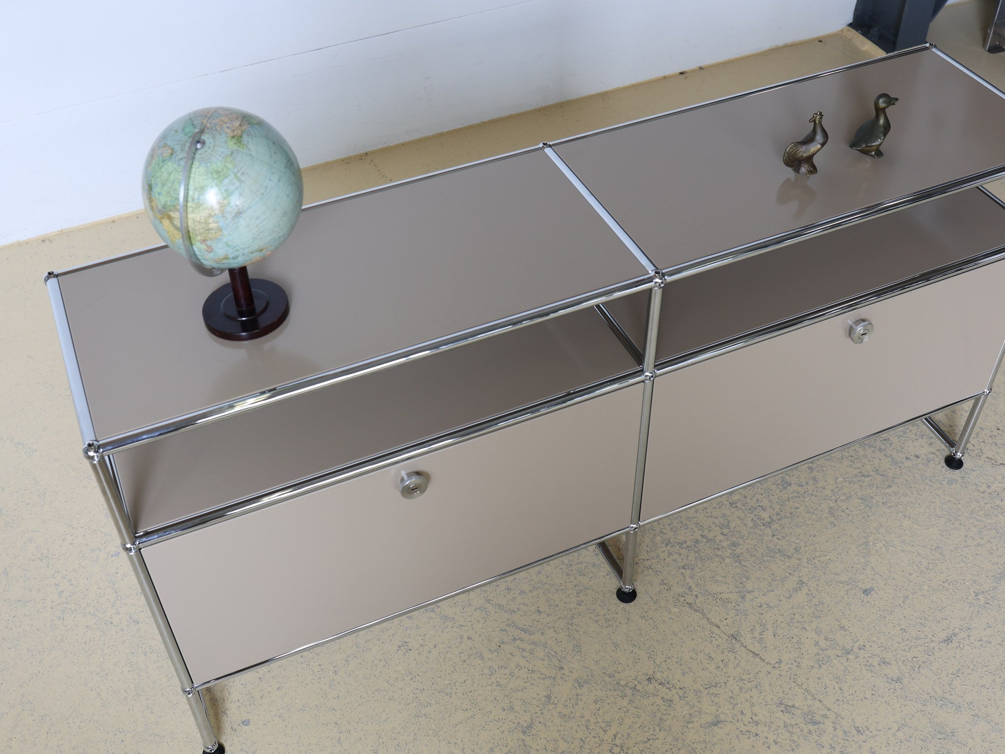 USM Haller Sideboard Beige Detail Kugelverbinder verchromt