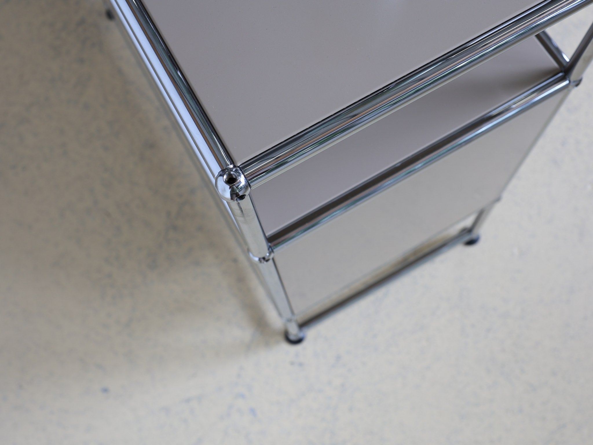USM Haller Sideboard Detail runde Chromgriffe Klapptüren