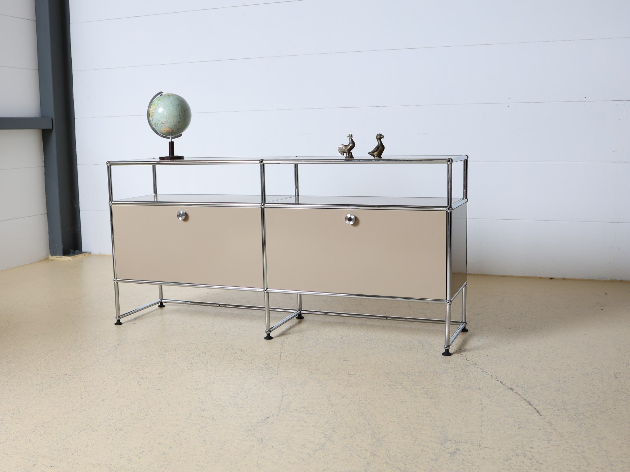 USM Haller Sideboard Beige seitliche Ansicht Stahlrohr verchromt