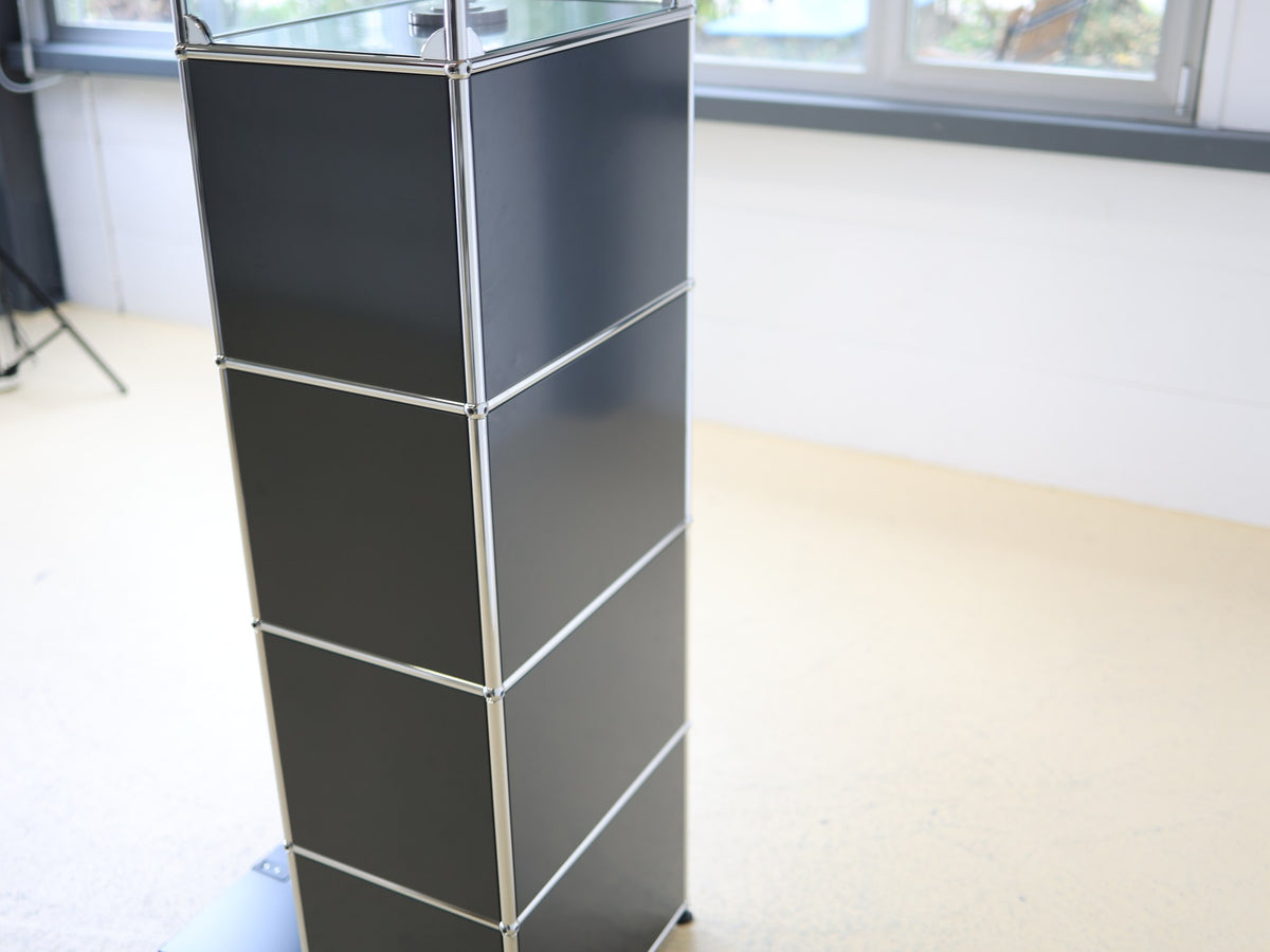 USM Haller Vitrinenschrank Anthrazitgrau 1x5 mit Glaskubus und Schiebetür, Frontansicht