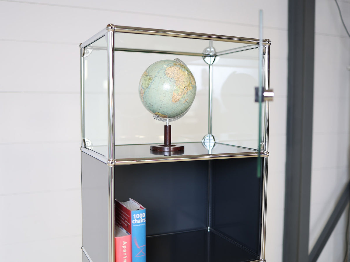 USM Haller Vitrinenschrank 1x5 Occasion – Gesamtansicht, sehr guter Zustand