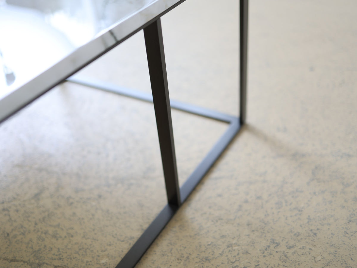 Quadratischer Couchtisch mit Marmorplatte und Vierkantrohr-Gestell Foto 14