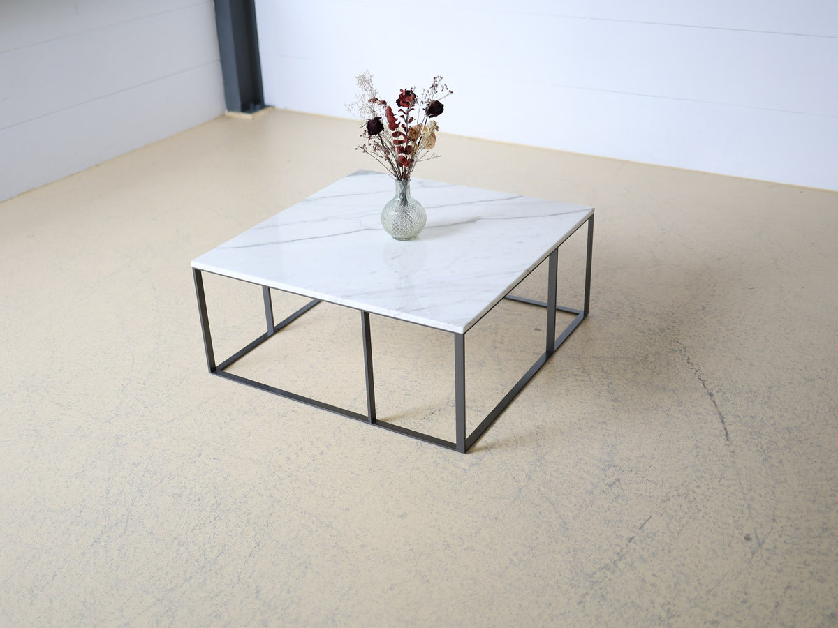 Couchtisch mit Marmor-Tischplatte in neuwertiger Verfassung, minimalistisches Design, zeitgenössisch