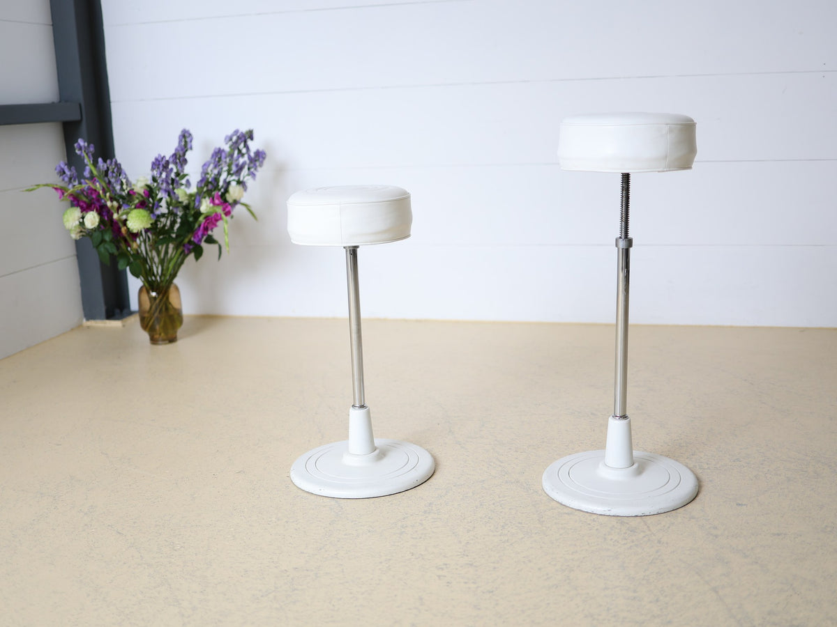 Runder Tulip-Stil Hocker mit Rundsockel, Chromstange und Kunstleder-Polster mit Ziernähten, 2er-Set Foto 11
