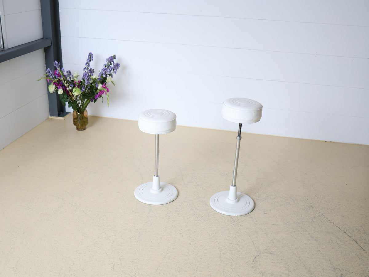 Runder Tulip-Stil Hocker mit Rundsockel, Chromstange und Kunstleder-Polster mit Ziernähten, 2er-Set Foto 14