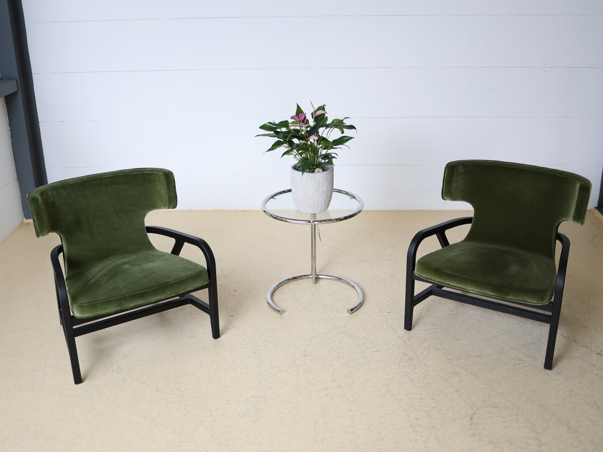 Detailansicht geschwungene Holzarmlehnen schwarz lackiert, olivgrüner Velours-Bezug, Vintage Lounge-Sessel