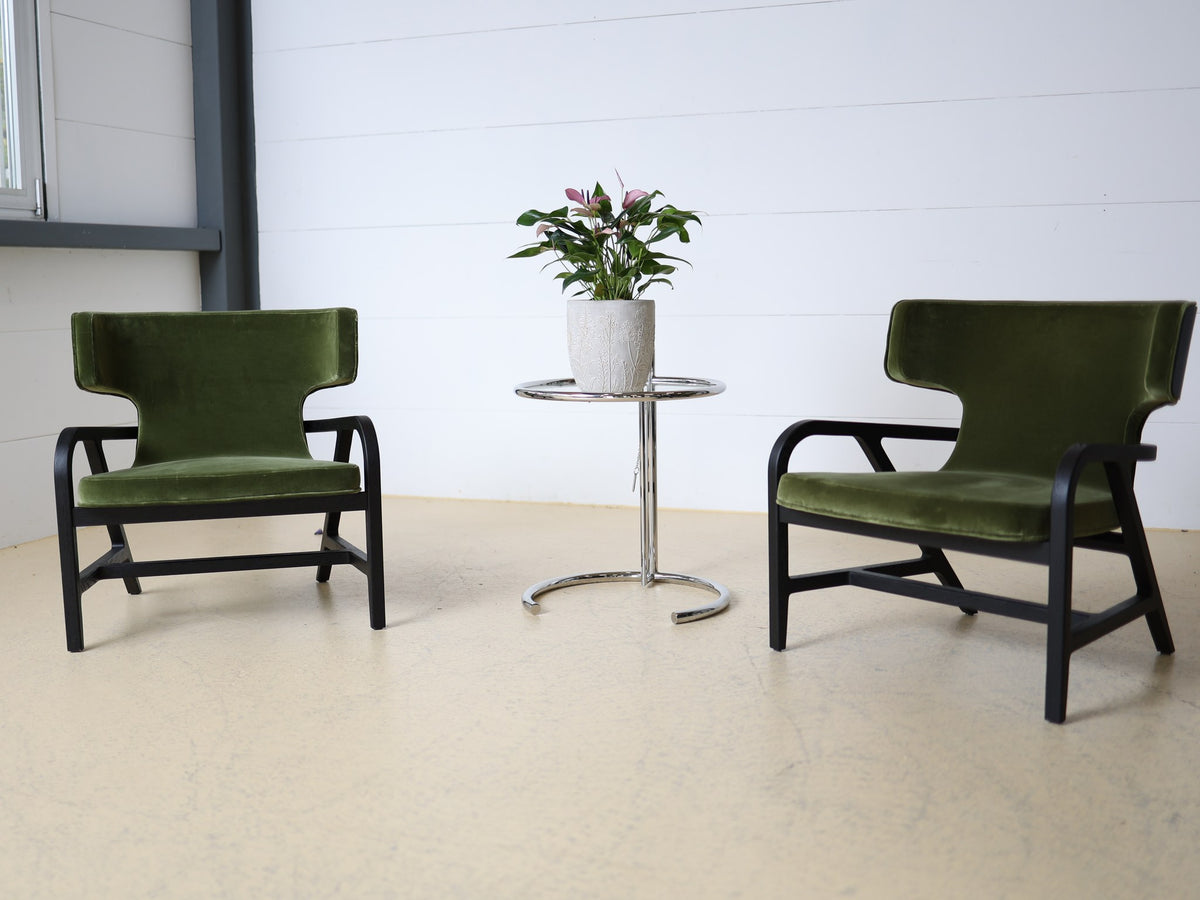 Rückenansicht Wingback Lounge-Sessel, ausgeschnittene Rückenlehne, schwarzes Holzgestell, atelier TILIJA