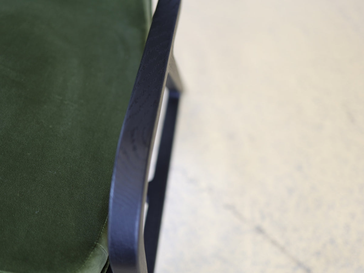 Lounge-Sessel mit geschwungener Wingback-Rückenlehne, schwarz lackiertes Holzgestell, grüner Samtbezug, 2er-Set Foto 8
