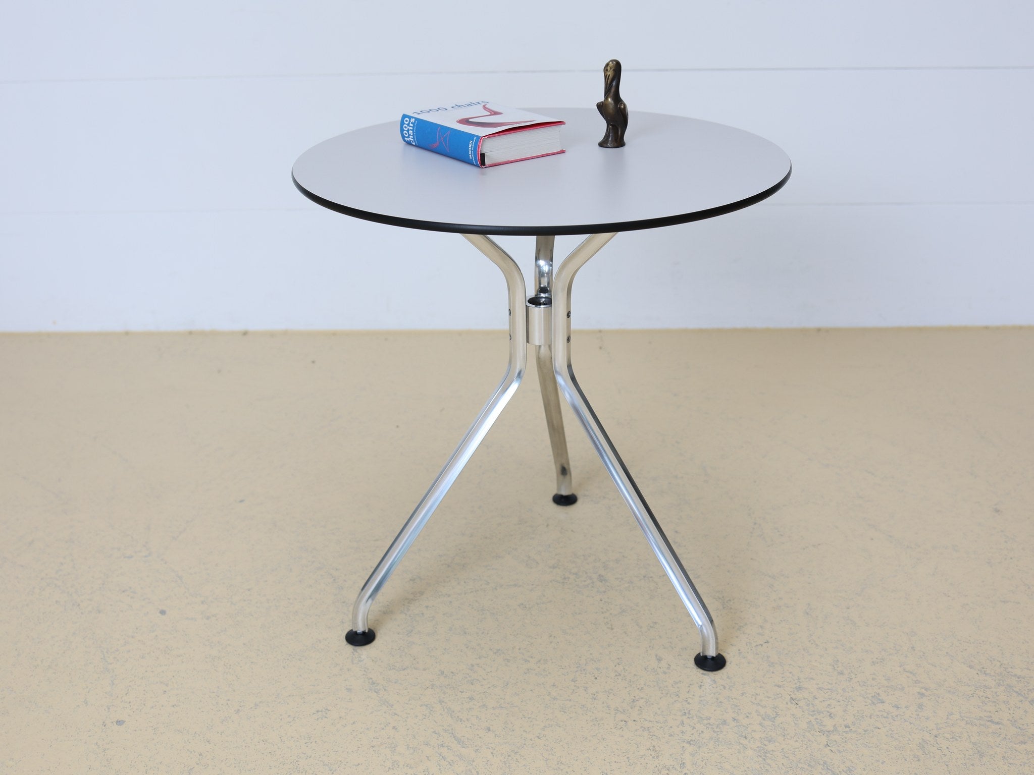 Vitra Ad Hoc Beistelltisch rund mit Dreibein-Gestell in Grau – Frontalansicht