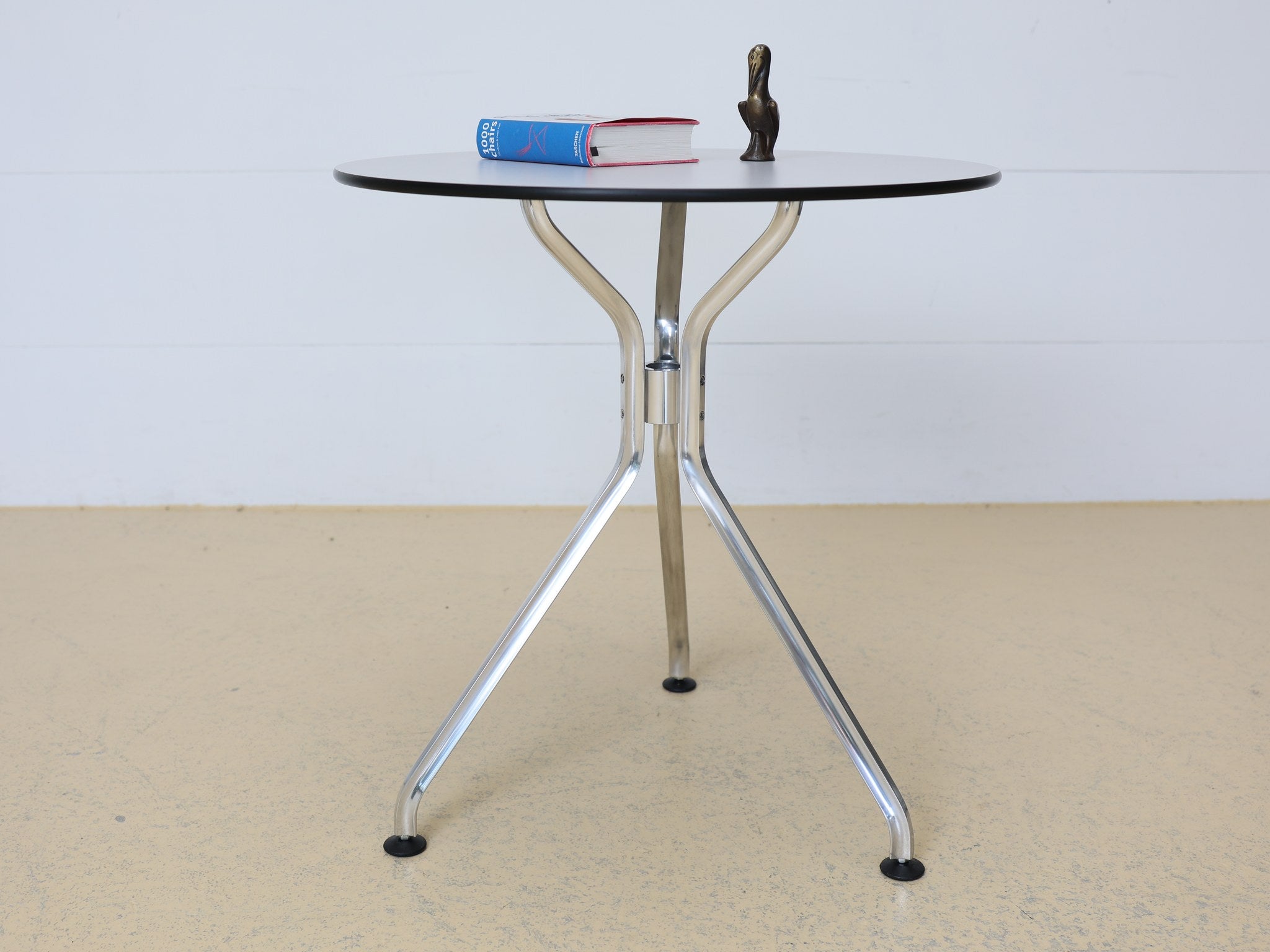 Vitra Ad Hoc Tisch von Antonio Citterio – Detail verchromtes Aluminium-Gestell
