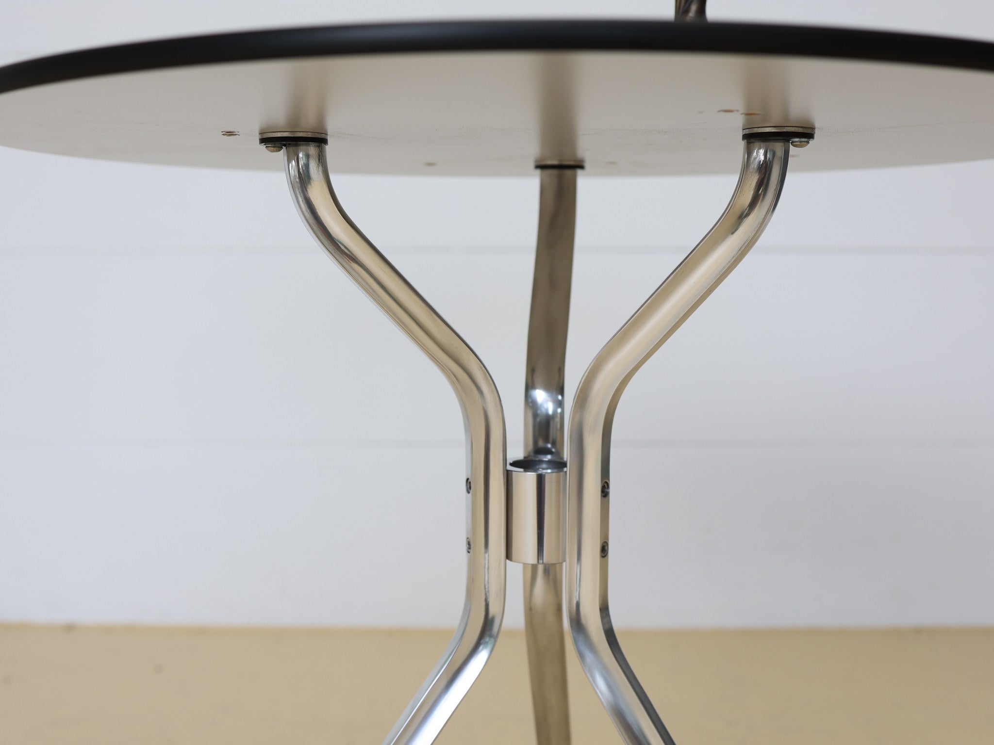 Runder Vitra Beistelltisch Grau – elegantes Dreibein-Design von oben