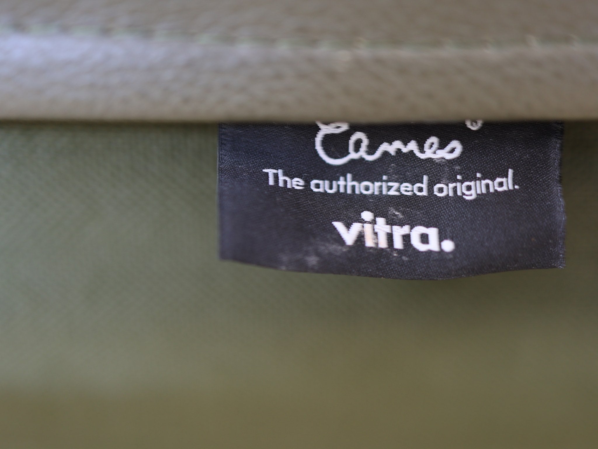 Soft Pad EA 208 Detailansicht der dick gepolsterten Lederkissen in Olive