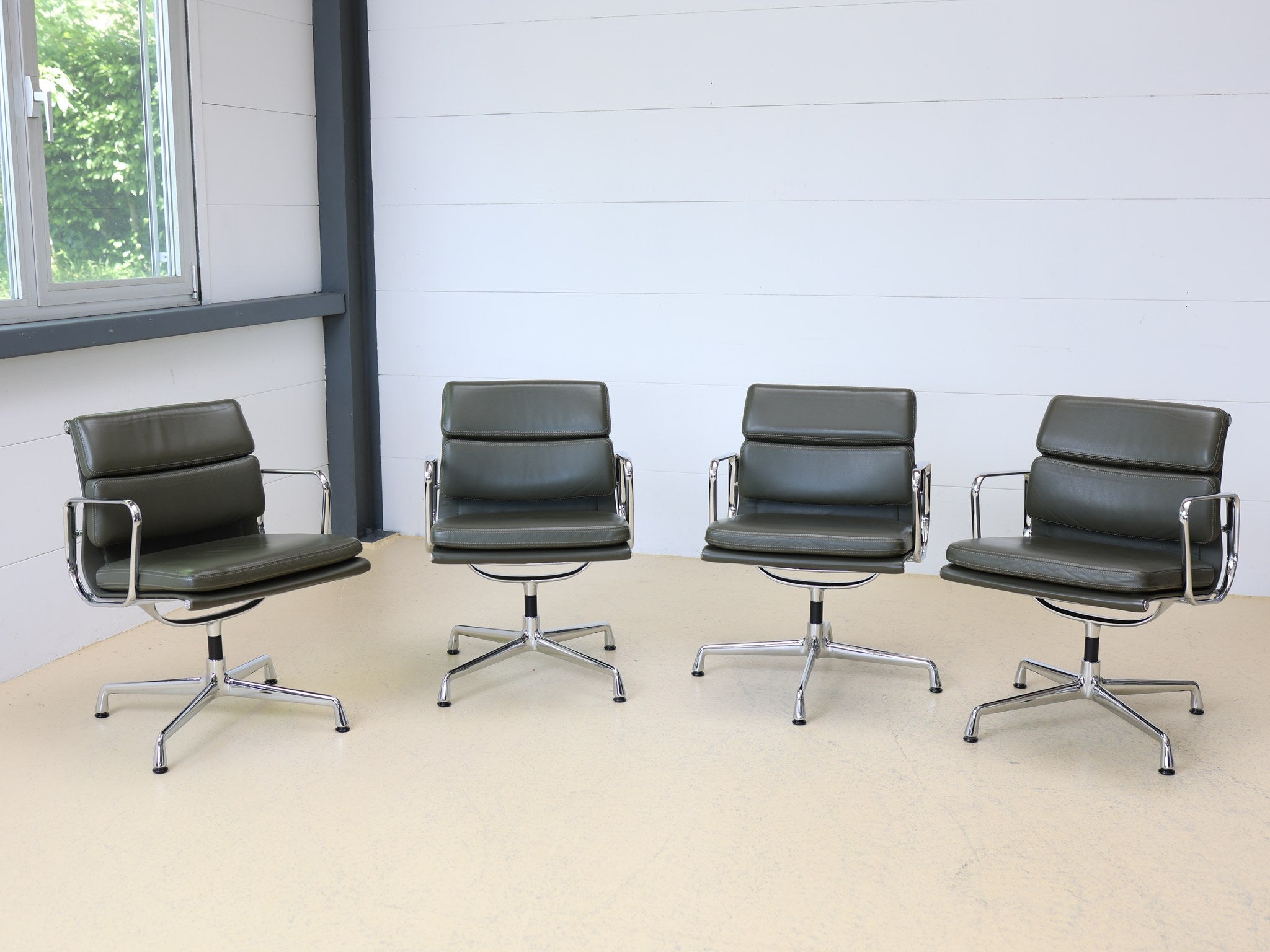Eames Konferenzstuhl EA 208 Rückenlehne mit Aluminium-Seitenrahmen Detail