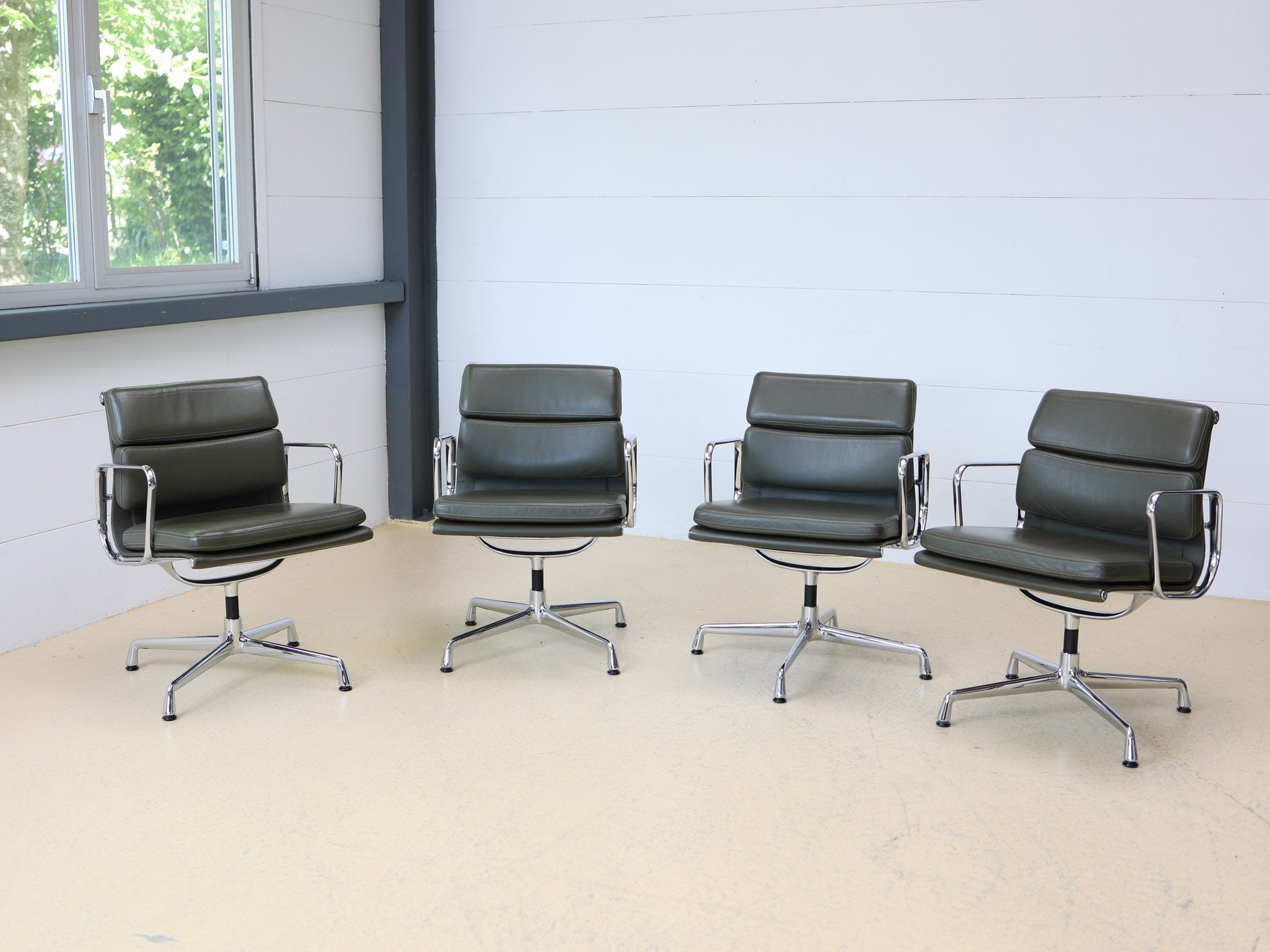 Vitra EA 208 4-Stern-Drehfuss aus poliertem Aluminium mit Gleitern