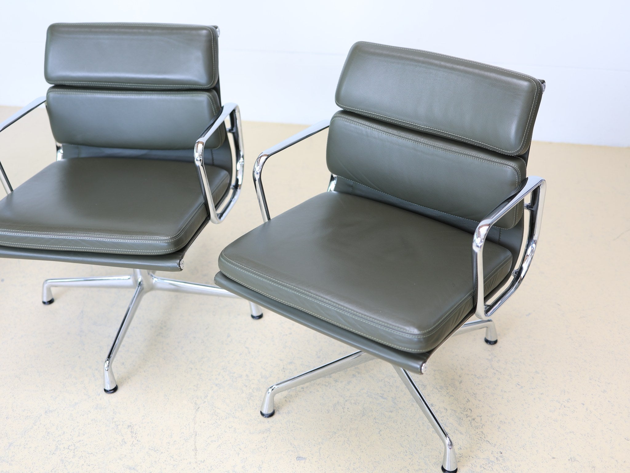 Eames Soft Pad Armlehne mit olivgrüner Lederauflage Detailaufnahme