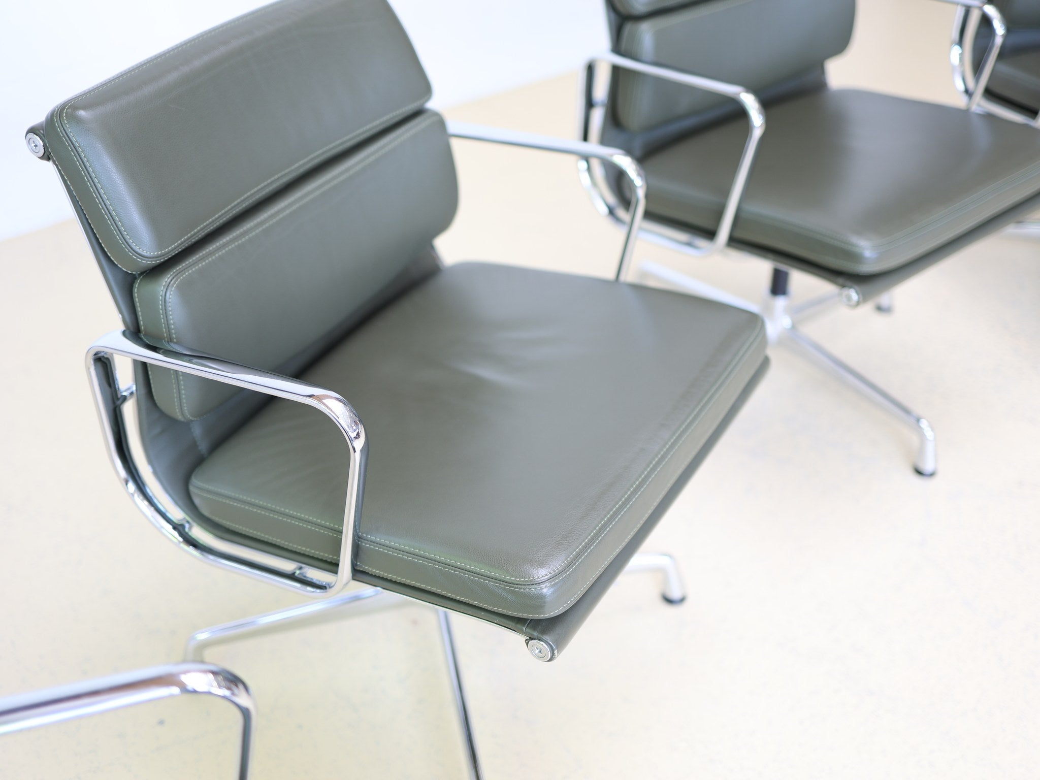 Vitra Eames Soft Pad Group 4er Set arrangement für Konferenzraum
