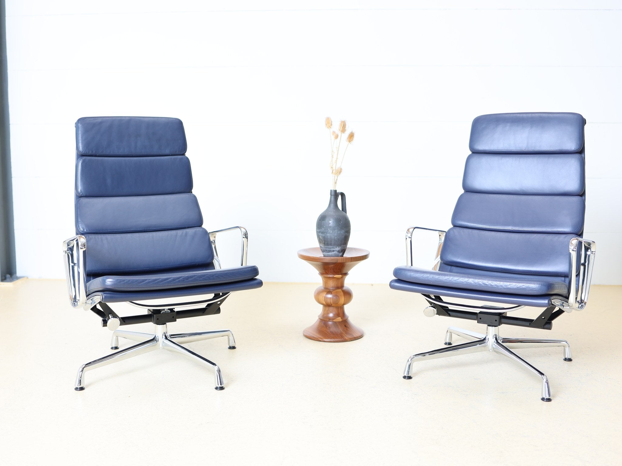 Vitra Eames Soft Pad Chair EA 222 Set in dunkelblauem Leder – Frontansicht der beiden Lounge Sessel