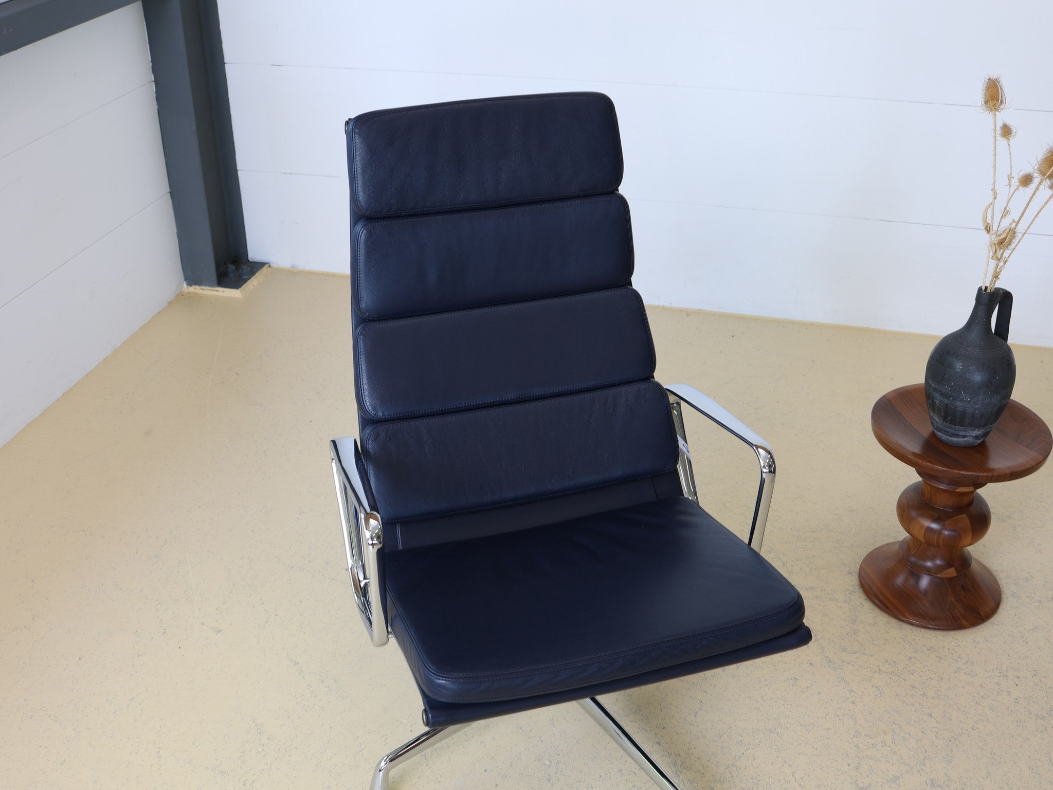 Eames EA 222 Soft Pad Chair von Vitra – Detailansicht der Lederpolsterung in Dunkelblau
