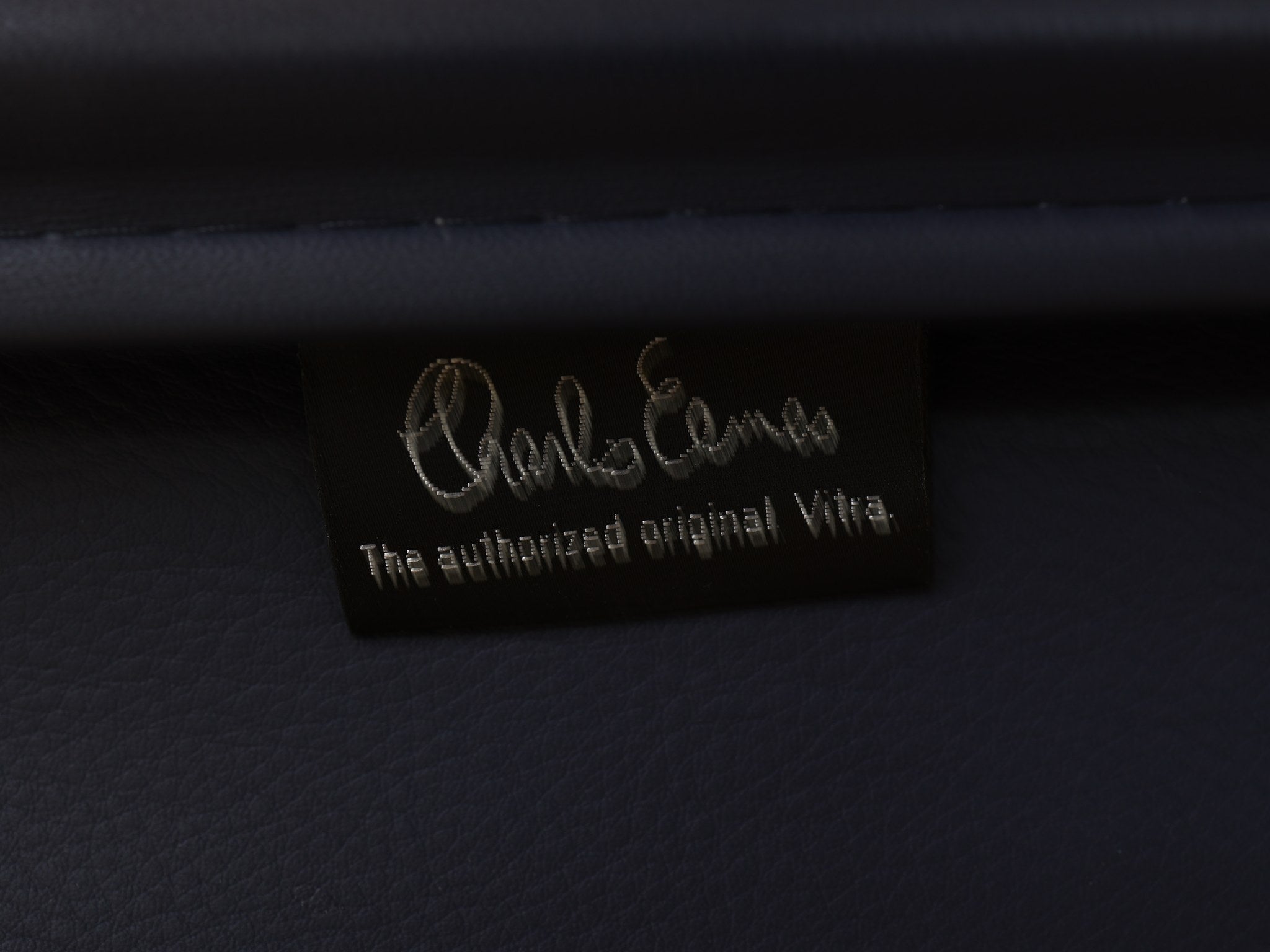 Eames Soft Pad Set von Vitra – elegante dunkelblaue Lederausführung im Detail
