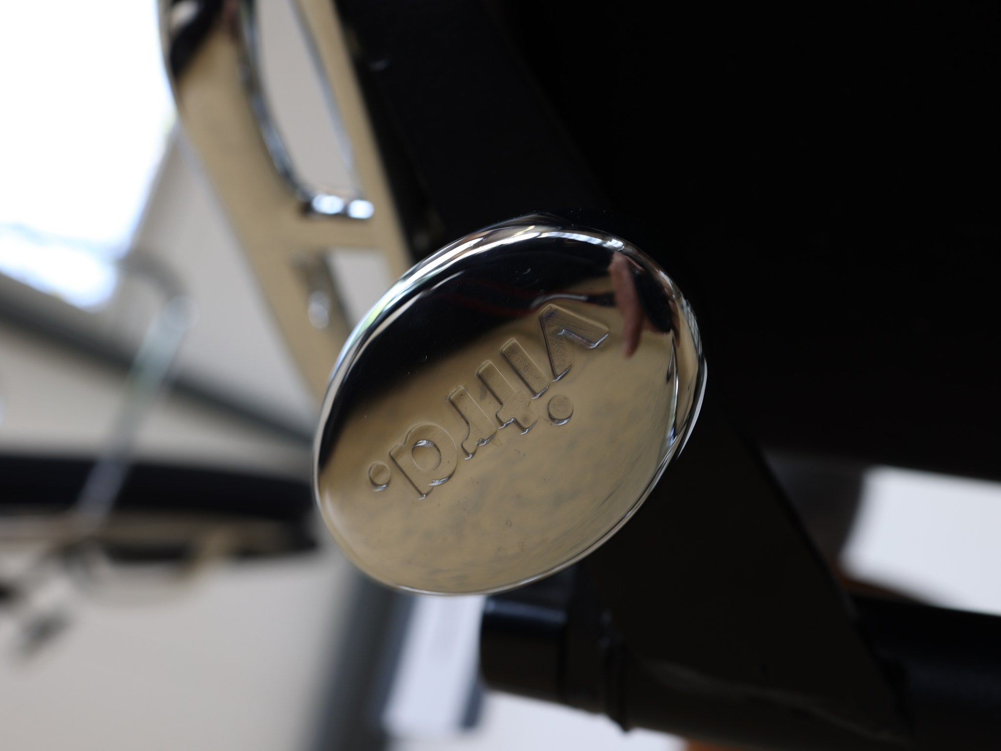 Vitra Aluminium Group Sessel – verchromte Armlehnen und Rahmendetail