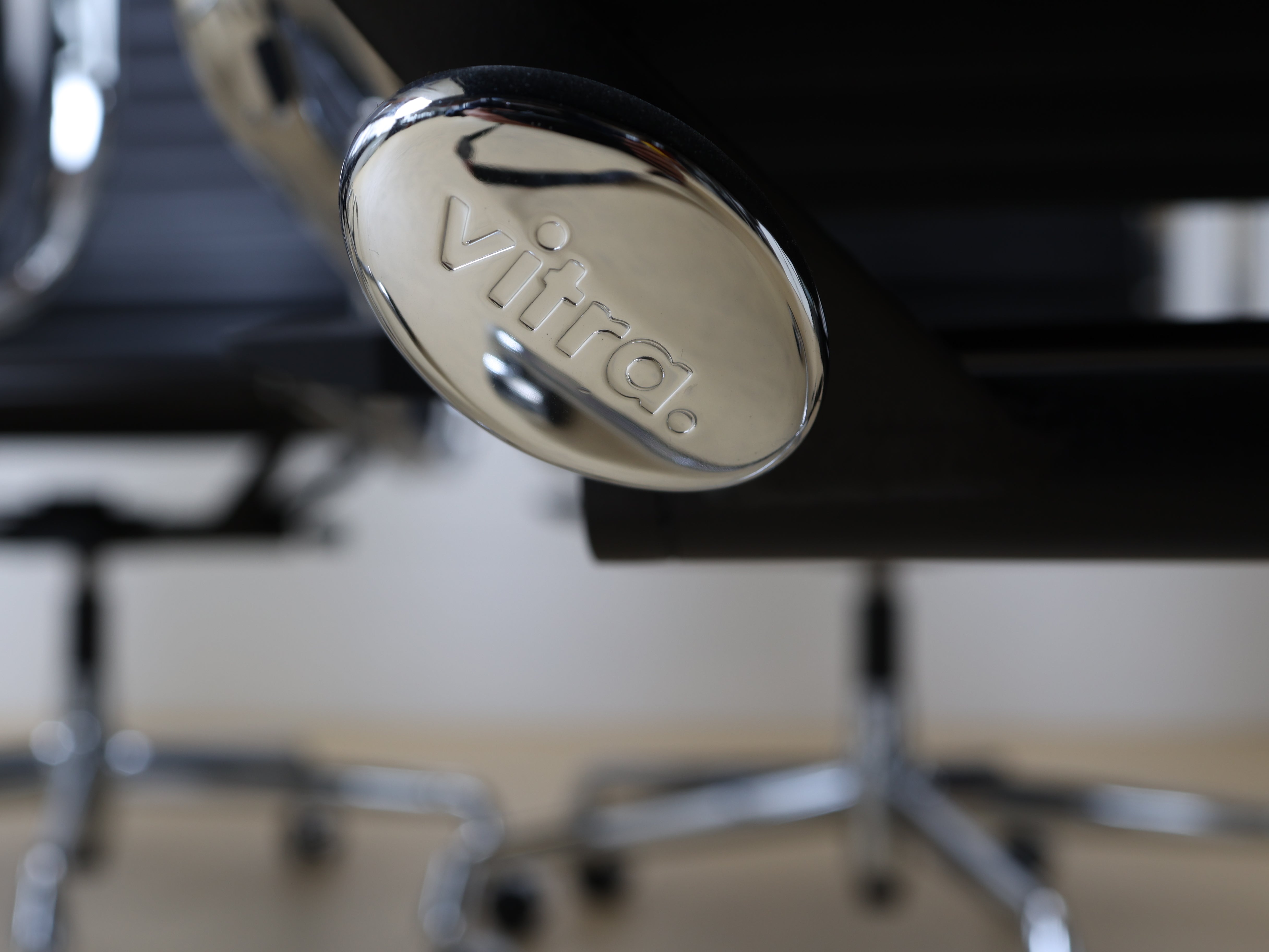 Vitra Eames Aluminium Chair EA 119 in schwarzem Leder mit hoher Rückenlehne. Ein repräsentativer Bürostuhl-Klassiker, Vintage in Top Qualität bei atelier TILIJA.