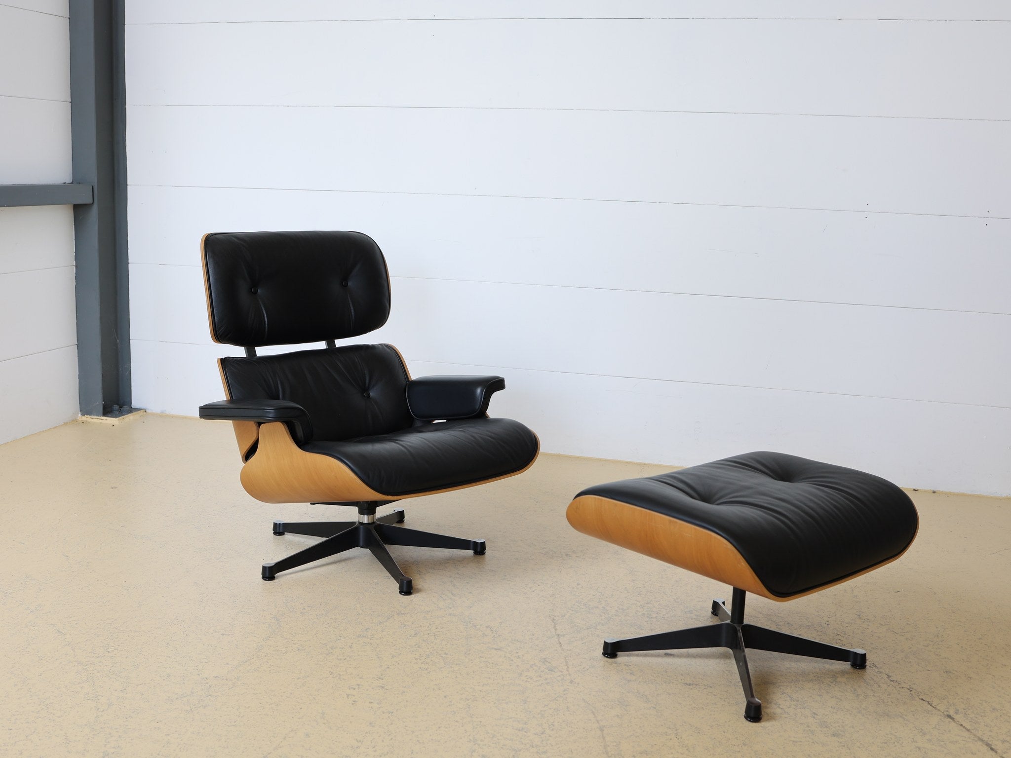 Rückansicht des Eames Lounge Chair mit Kirschholzschalen
