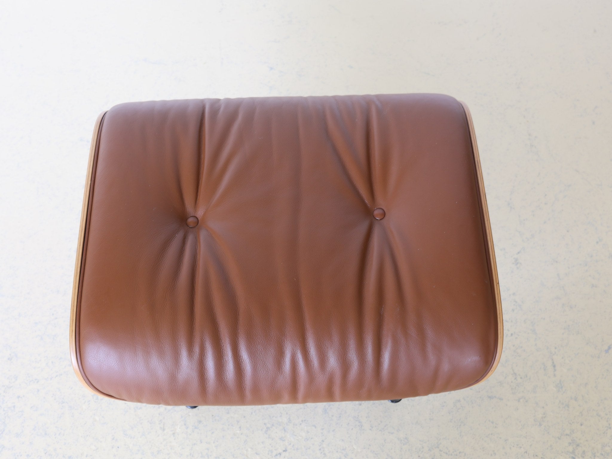 Eames Ottoman Unterseite Aluminium Gestell schwarz Kugelenden Detail