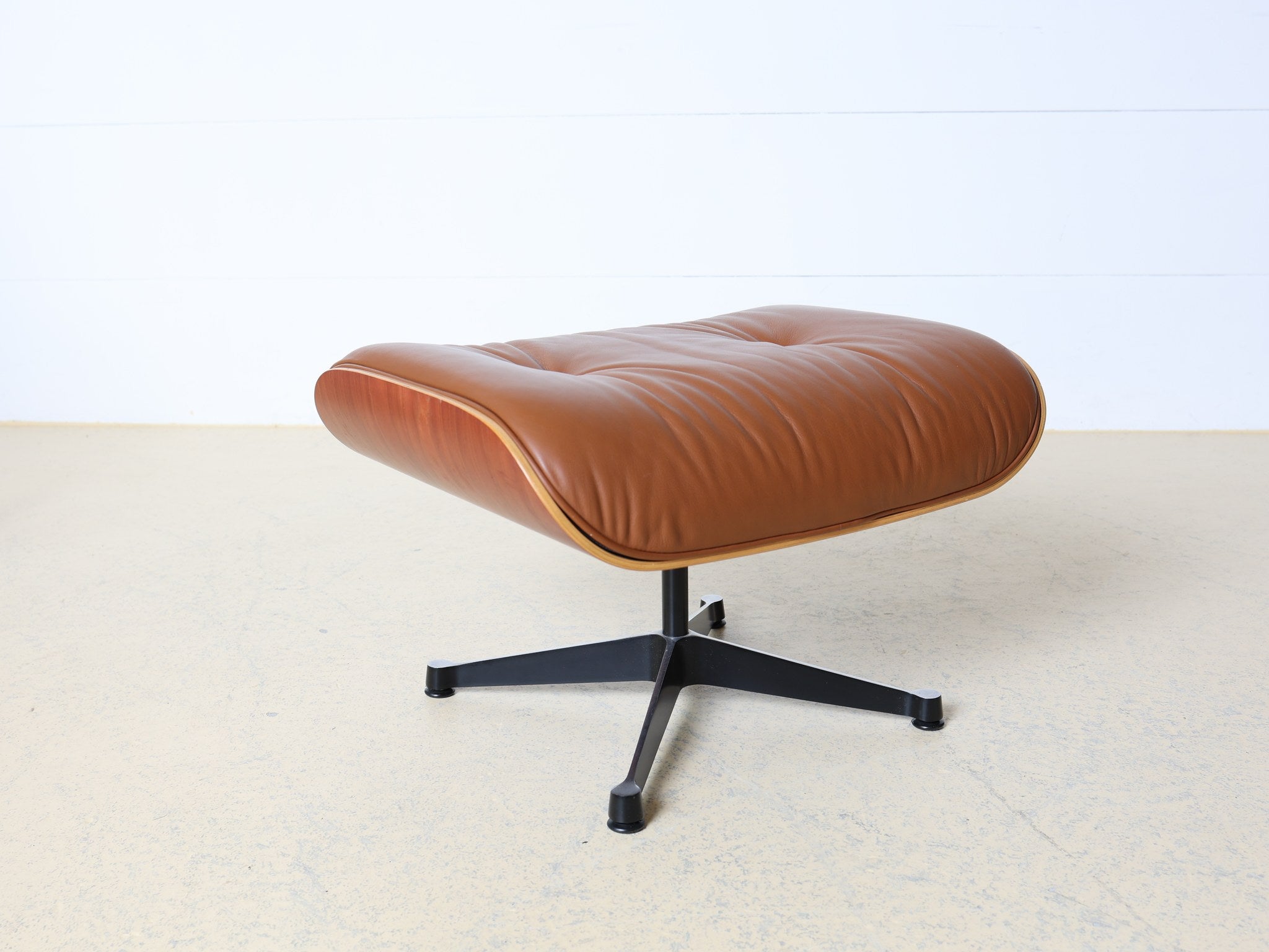 Vitra Eames Ottoman fünfarmiges Gestell Aluminium schwarz pulverbeschichtet