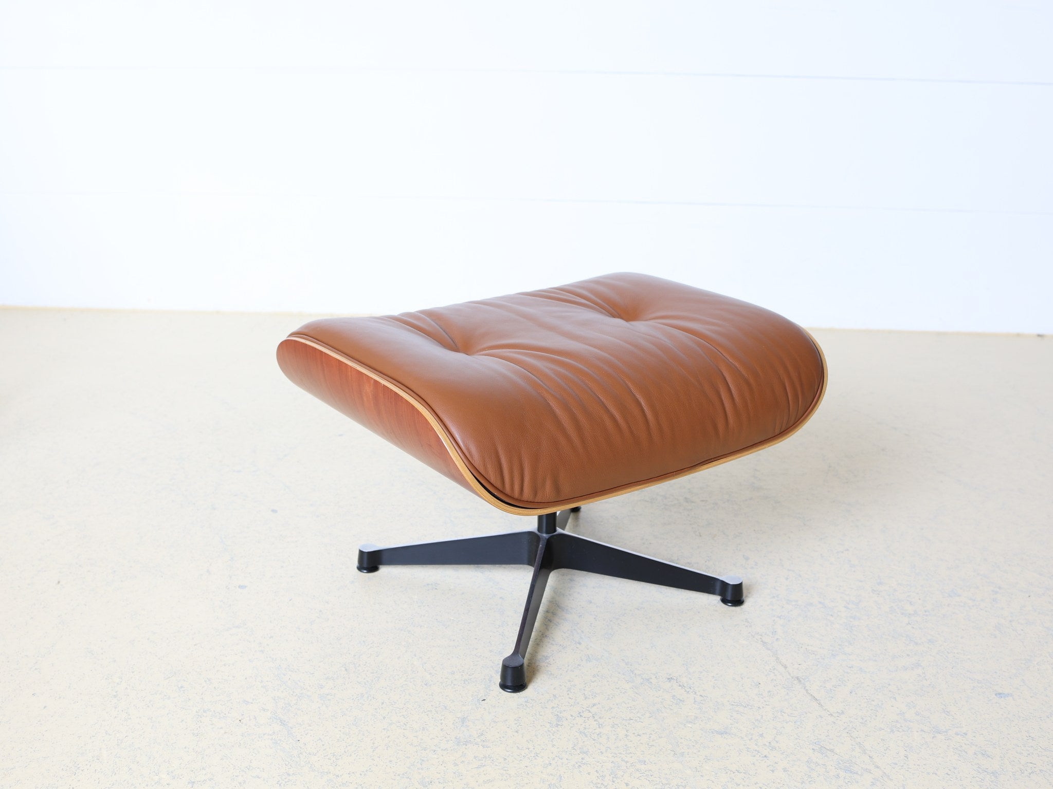 Eames Ottoman cognac Leder Oberfläche sehr guter Zustand Patina