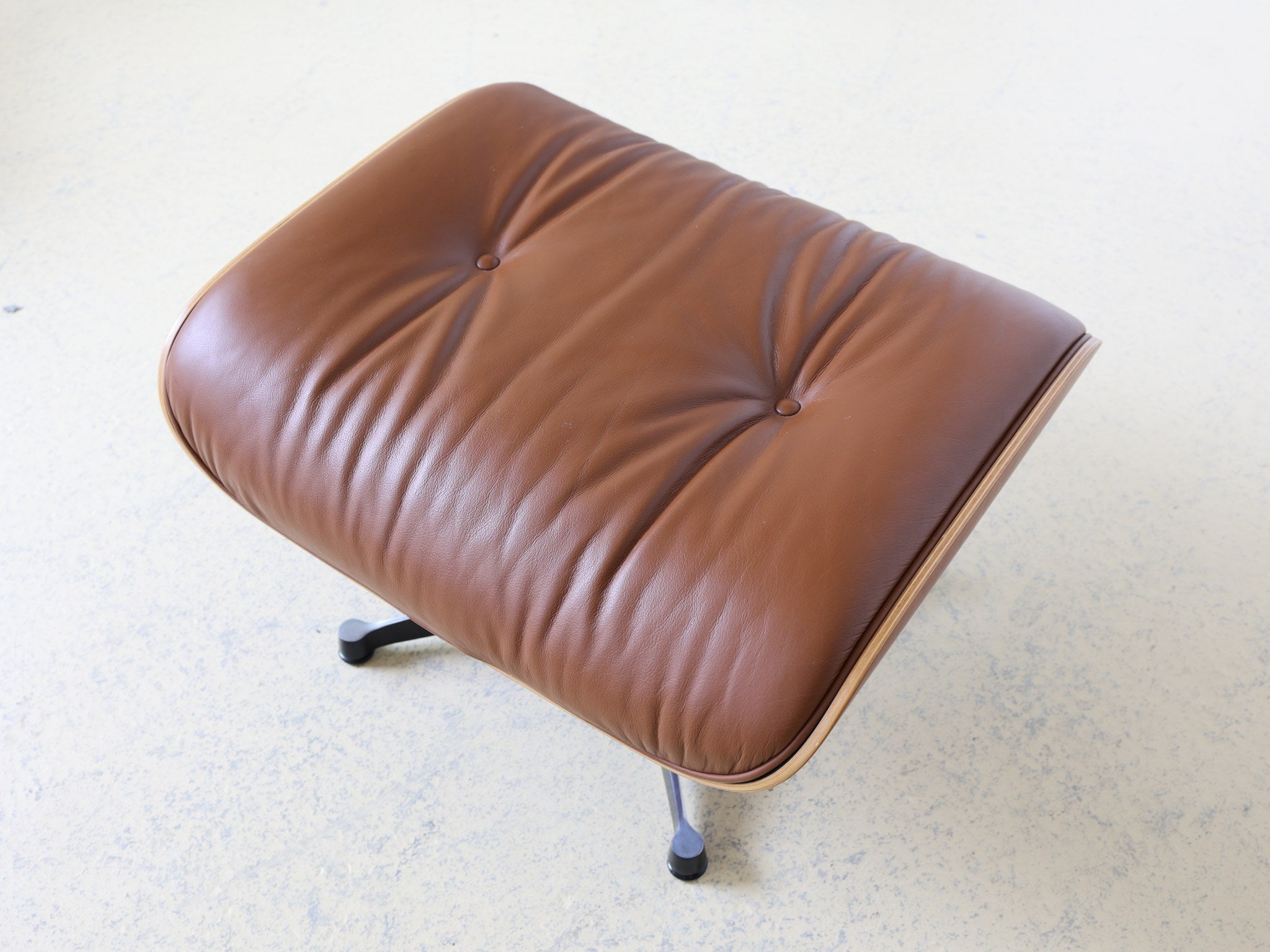 Designklassiker Eames Ottoman 1956 Vitra Kirschbaum Gesamtansicht