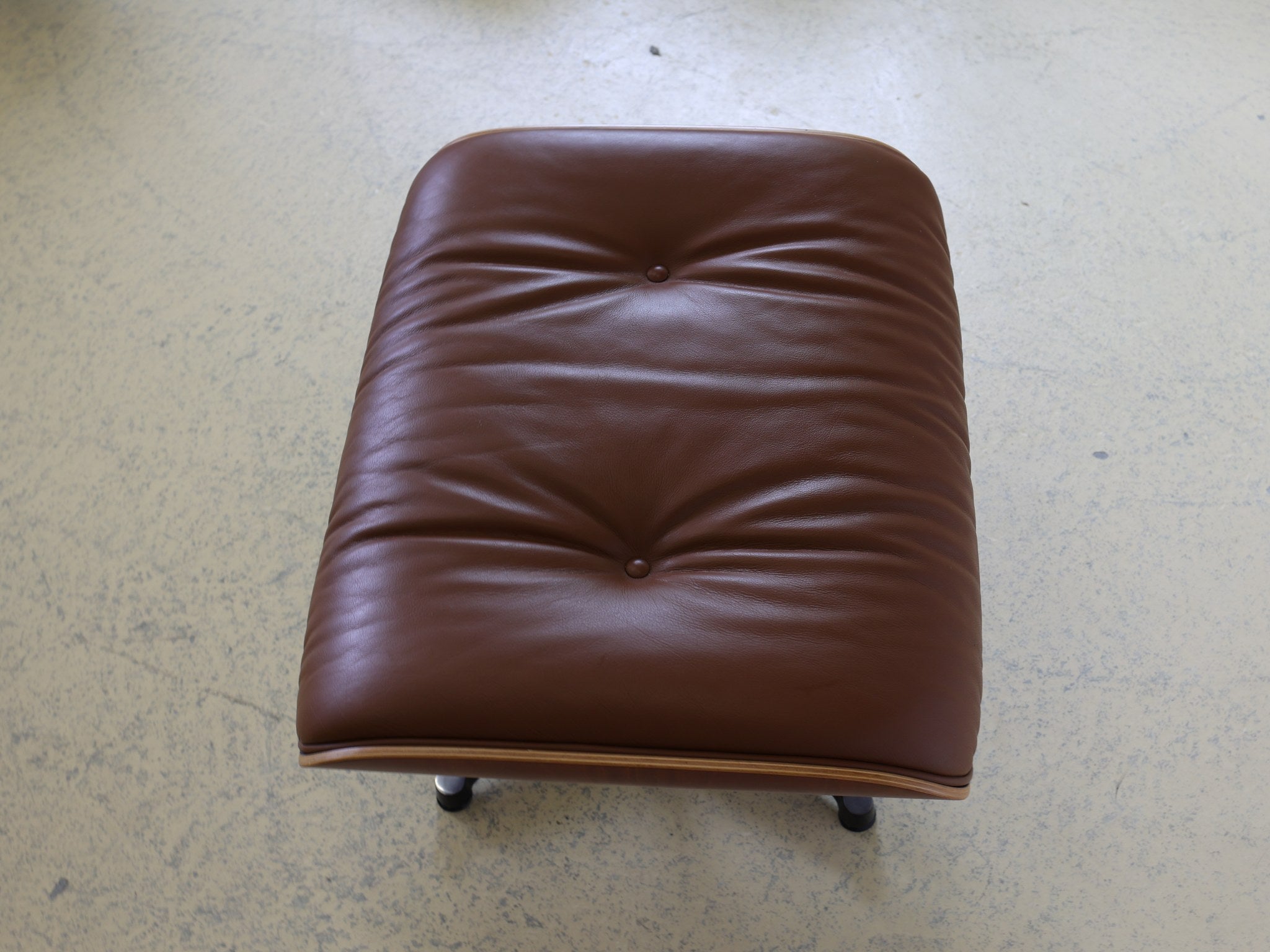 Eames Ottoman Sitzfläche Button Tufting vier Knöpfe Leder Detail