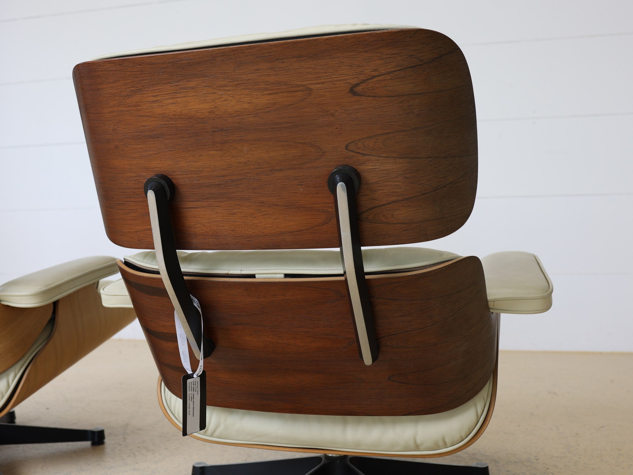 Vitra Eames Lounge Chair Set in Leder Snow mit Santos Palisander und Kirschbaum Schalen