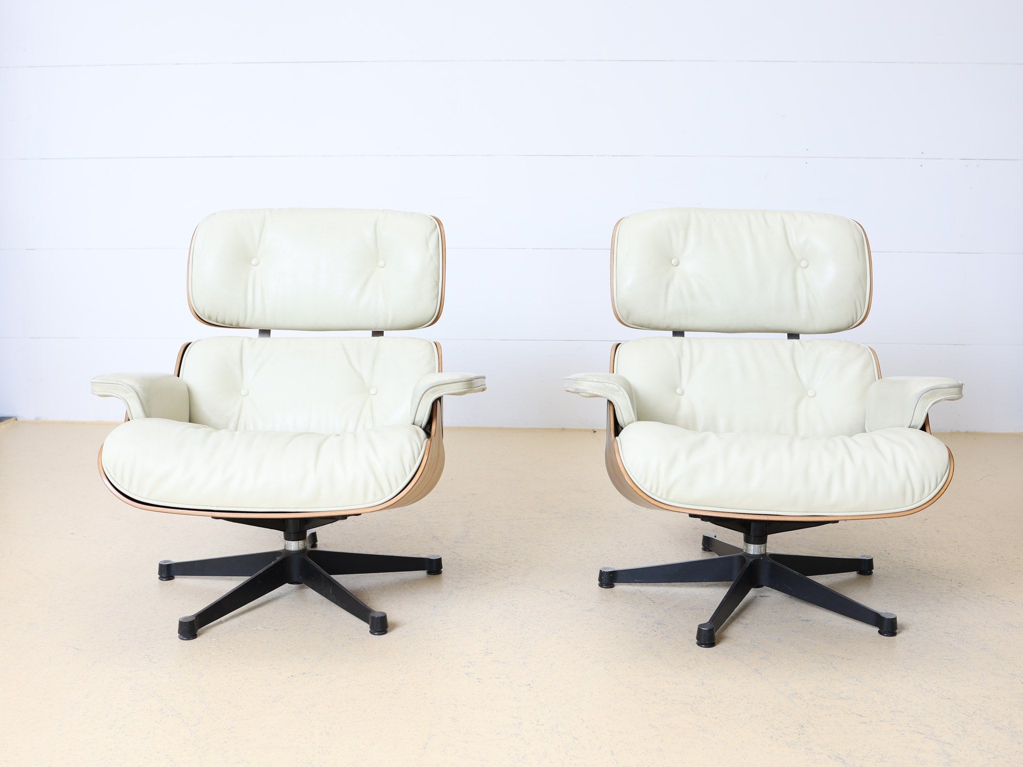 Rückansicht Vitra Eames Lounge Chair mit Schichtholzschale