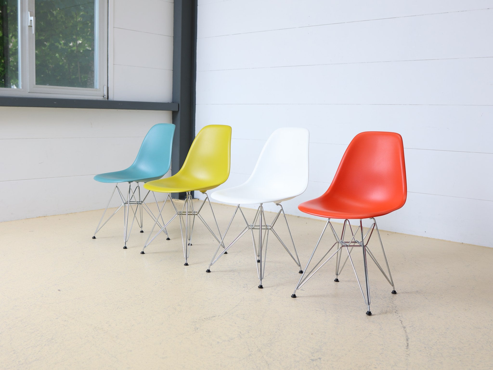 Vitra Eames DSR 4er-Set Stühle in Ocean, Senf, Weiss und Poppy Red mit Drahtgestell