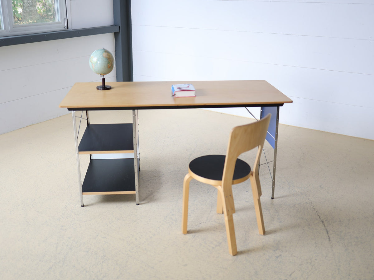 Eames Desk Unit EDU von Vitra – Frontansicht mit heller Birkenholz-Tischplatte und farbigen Paneelen