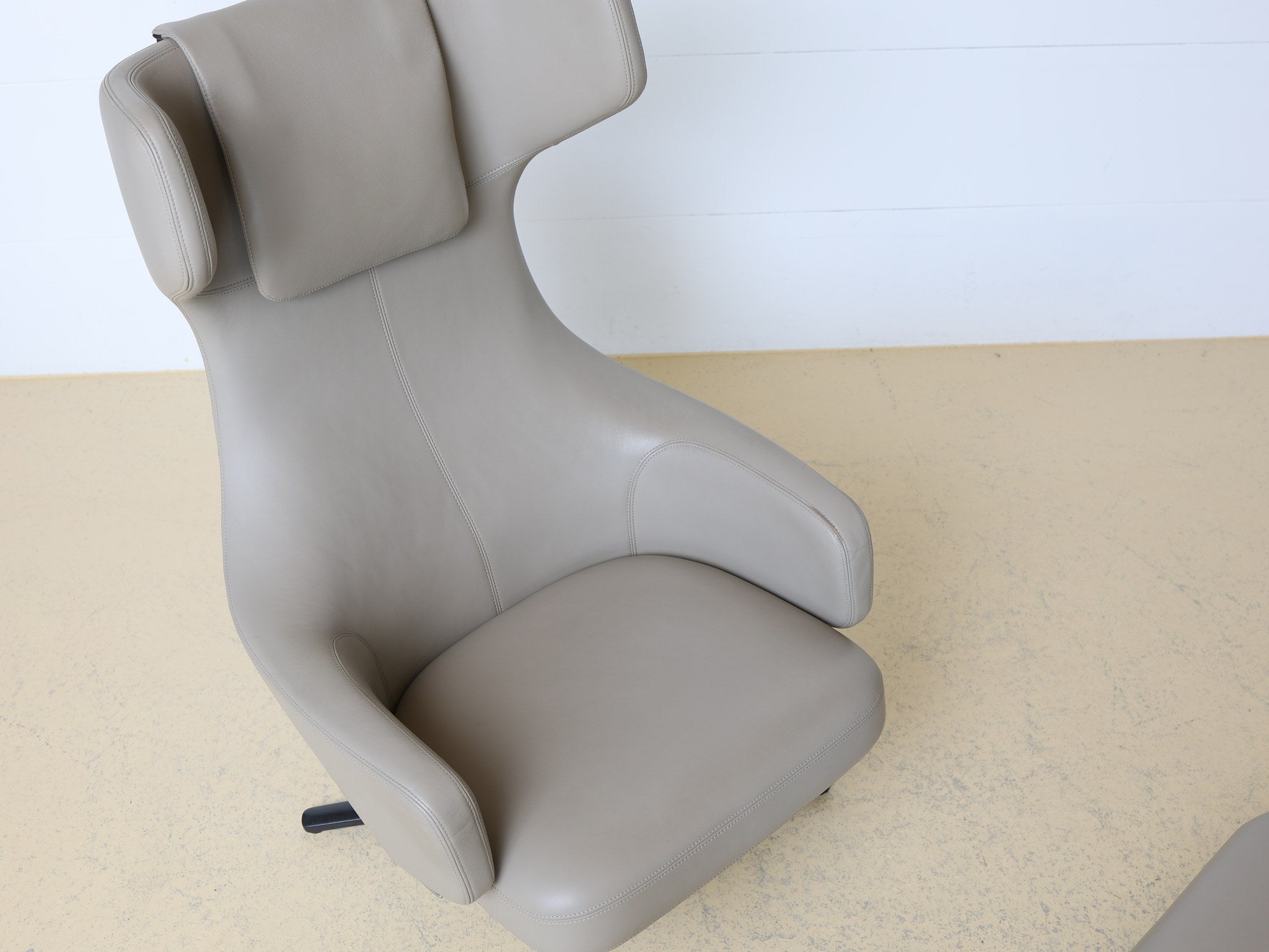 Detail der Synchronmechanik und Armlehne des Vitra Grand Repos