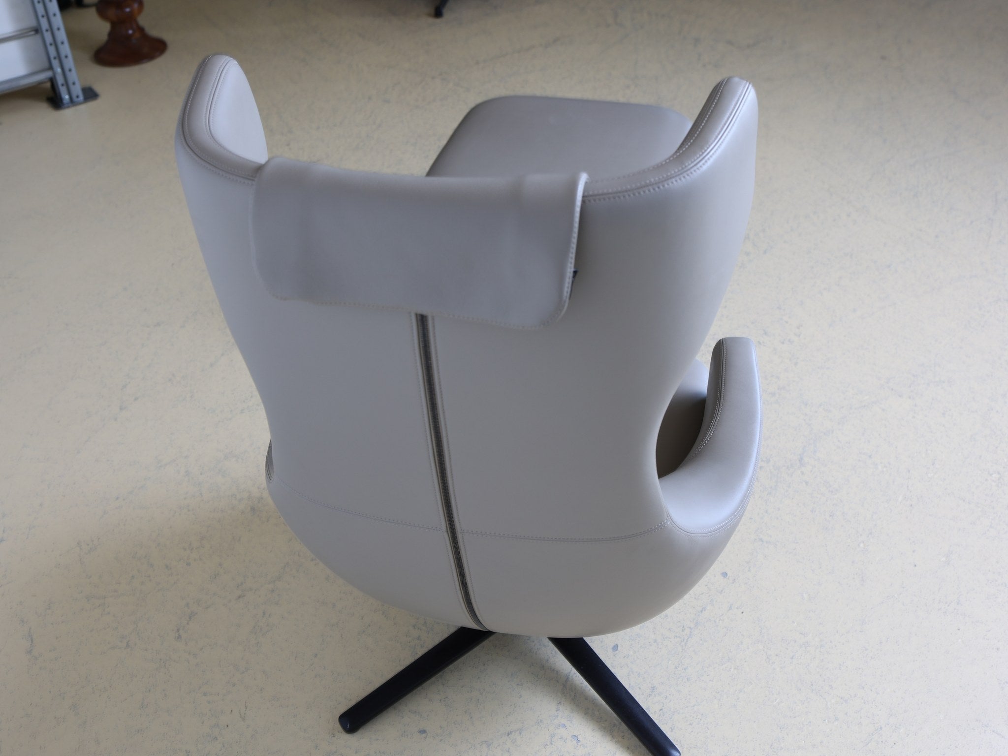 Rückansicht des Vitra Grand Repos mit Viersternfuss Basic Dark