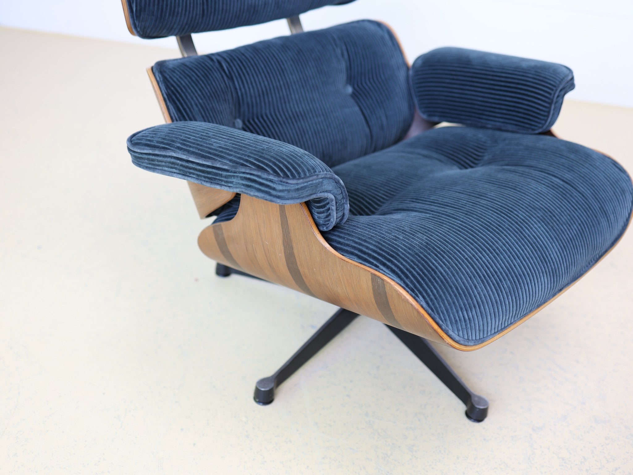 Komplettansicht Eames Lounge Chair Set mit Ottoman in limitierter Stoffausführung
