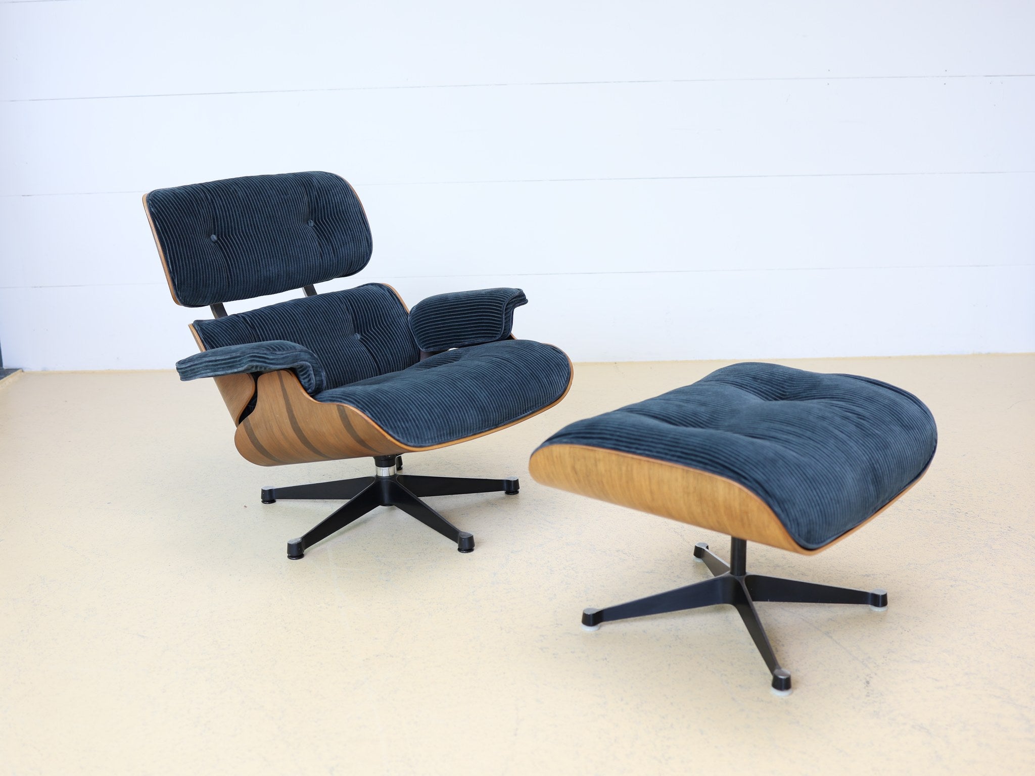 Detailaufnahme Cordsamt-Bezug Kvadrat Phlox in Petrolblau mit Knopfheftung
