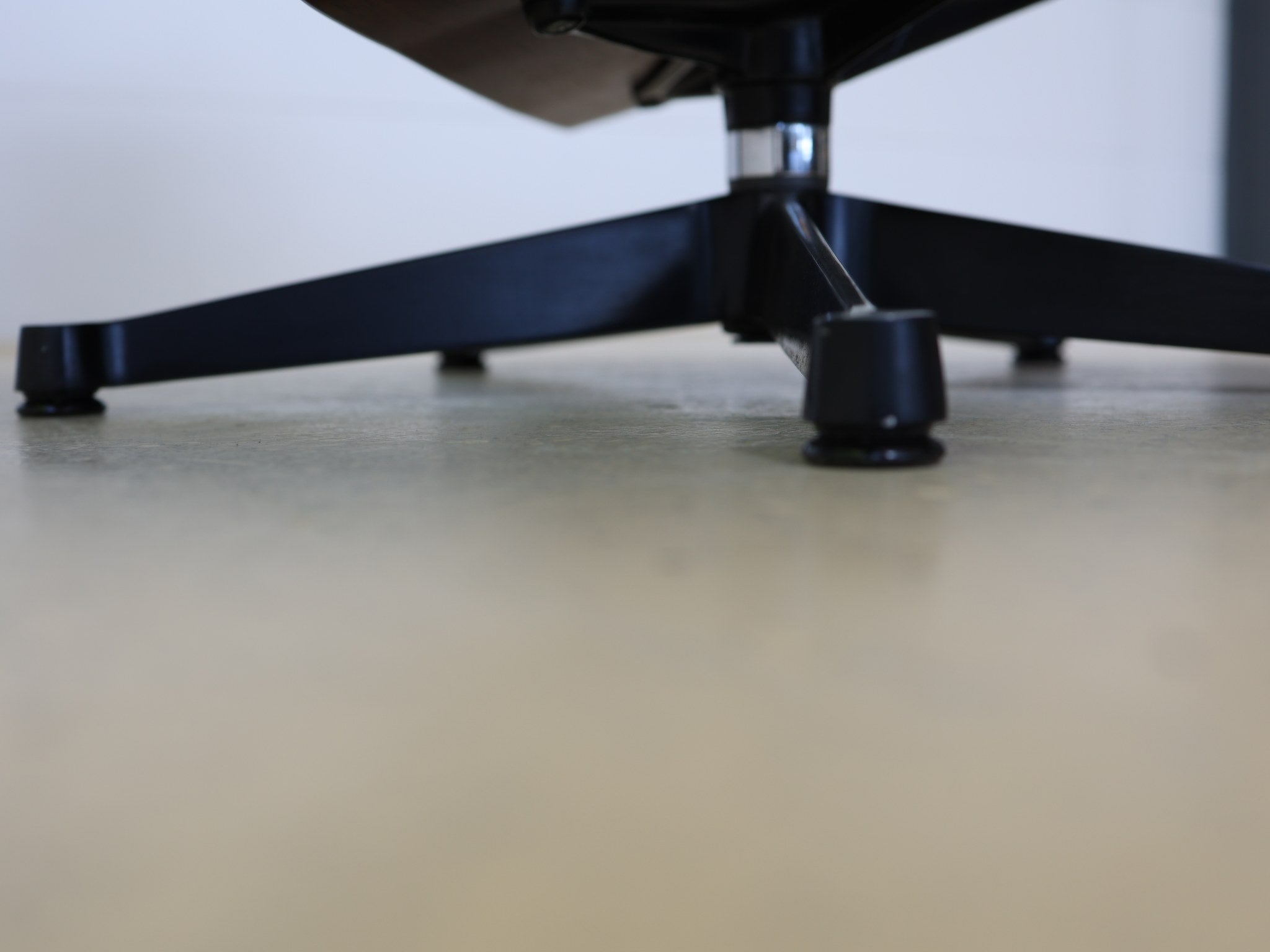 Eames Lounge Chair Holzschale Santos Palisander mit minimalen Gebrauchsspuren