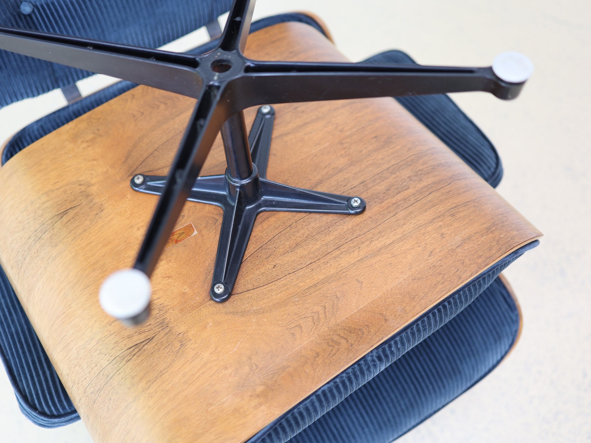 Vitra Herman Miller Etikett als Echtheitsnachweis des Eames Lounge Chair