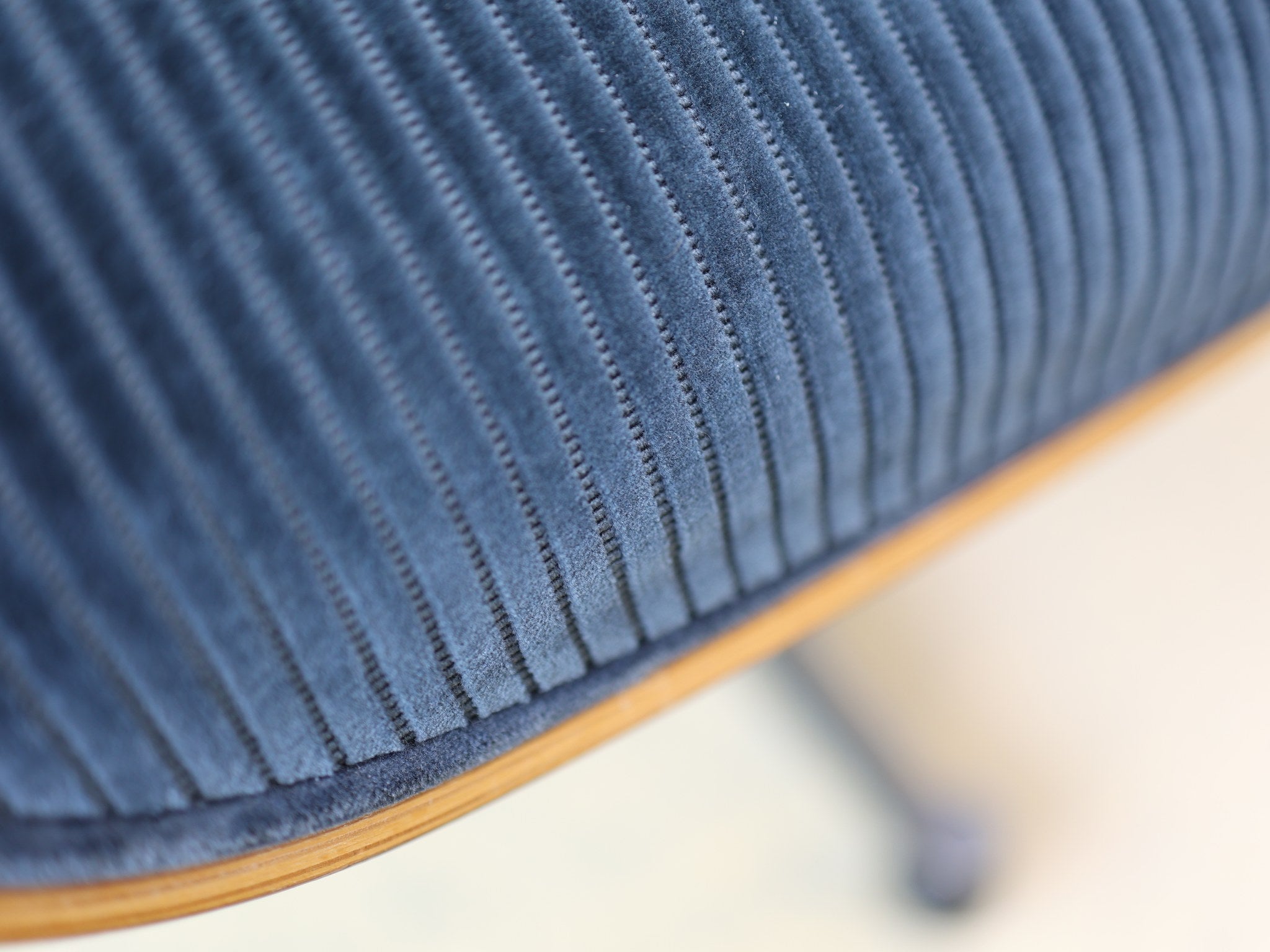 Rückansicht Eames Lounge Chair mit charakteristischer Drei-Schalen-Konstruktion