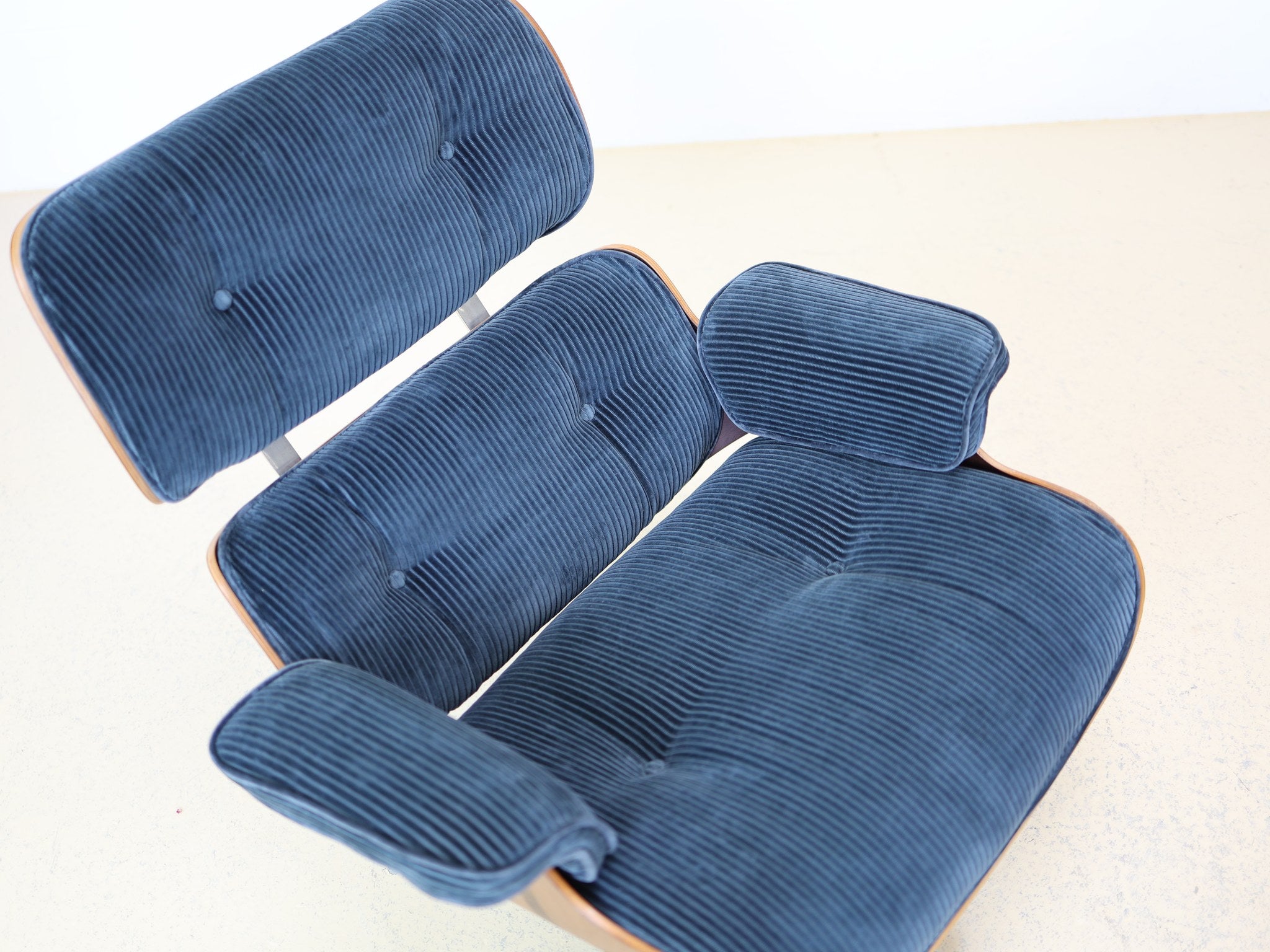 Shock Mount Verbindung zwischen Holzschale und Polster am Eames Lounge Chair