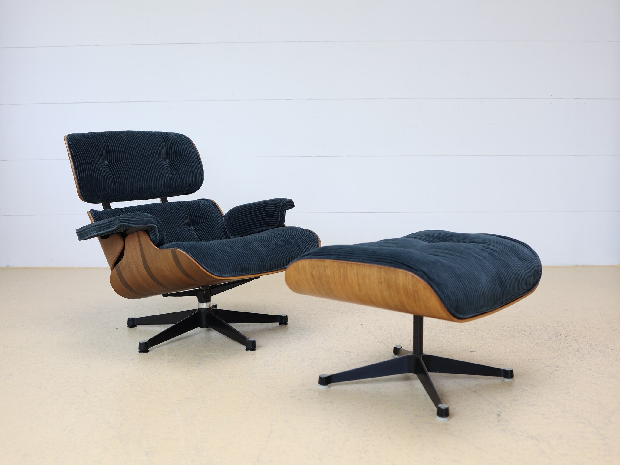 Fünfstern-Drehfuss Aluminium tannengrün des Vitra Eames Lounge Chair