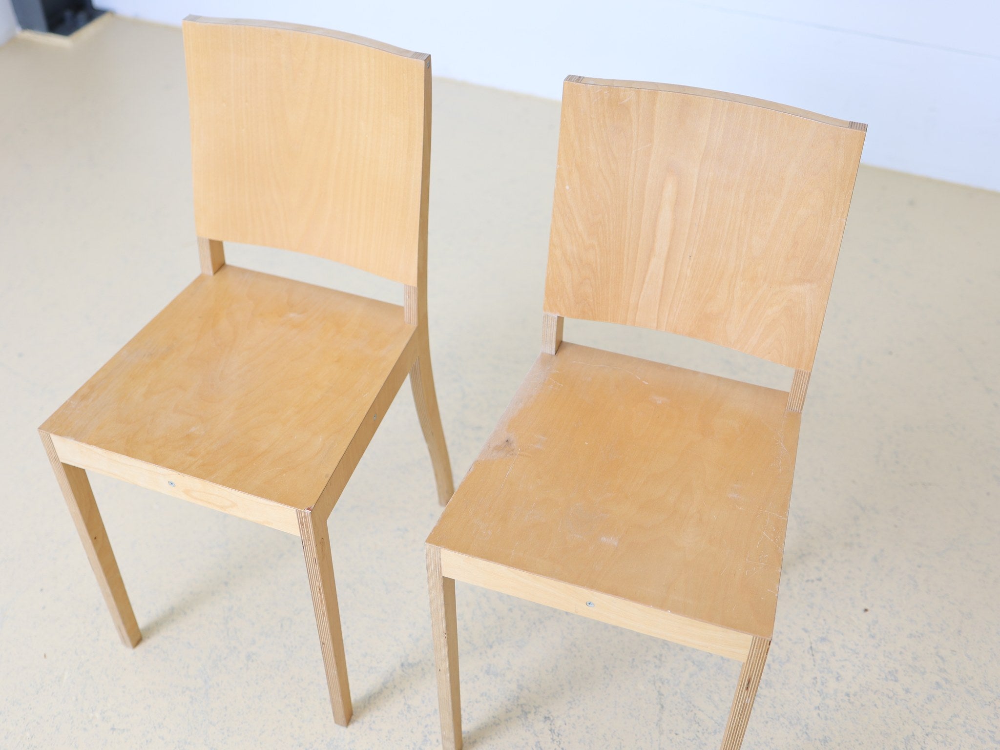 Vitra Ply Chair gestapelt, zeigt praktische Stapelbarkeit