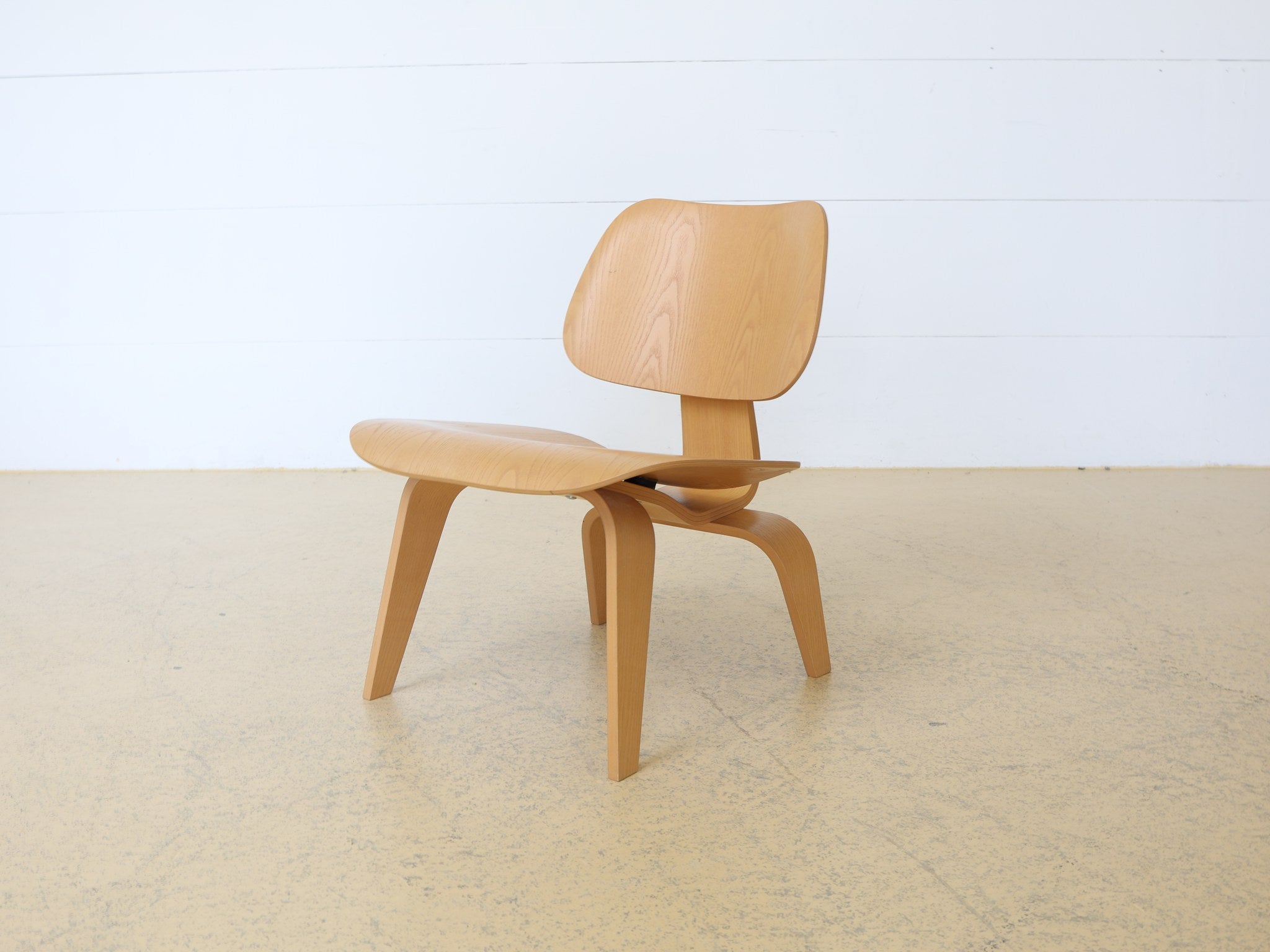 Vitra Eames LCW Lounge Chair in Esche natur mit sichtbarem Originaletikett